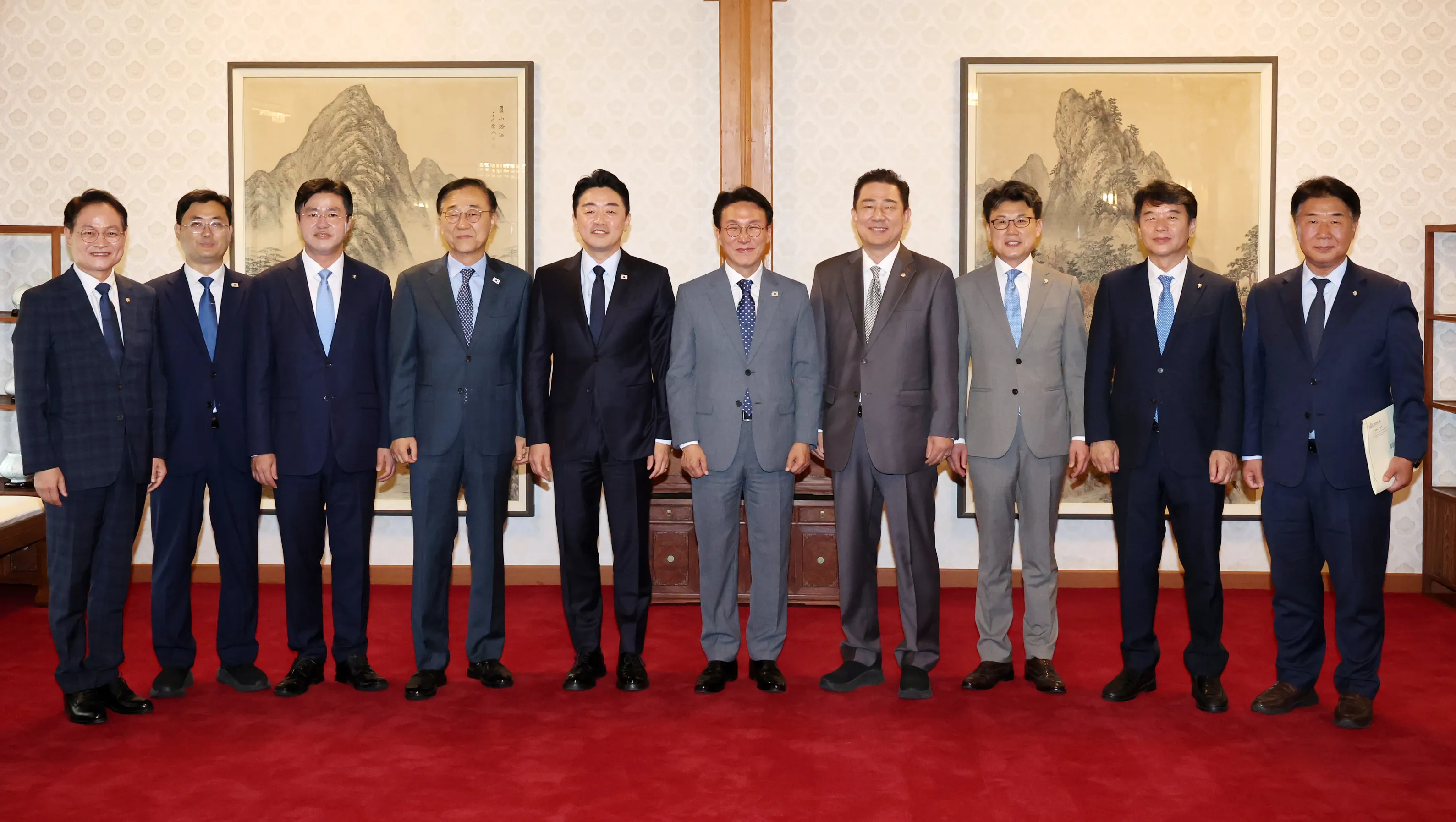 김민석 국무총리와 김병기 더불어민주당 대표 직무대행 겸 원내대표, 강훈식 대통령 비서실장 등이 6일 오후 서울 종로구 삼청동 국무총리 공관에서 열린 이재명 정부 첫 고위당정협의회에서 기념촬영을 하고 있다. 2025.7.6 이지훈 기자