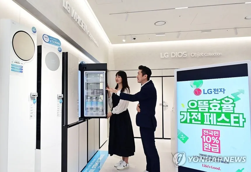 LG전자는 정부의 ‘으뜸효율 가전제품 환급사업’에 맞춰 소비자가 고효율 가전을 합리적으로 구매할 수 있도록 다양한 혜택을 마련했다고 6일 밝혔다. 사진은 고객이 LG전자 베스트샵에서 고효율 가전제품을 살펴보고 있는 모습.
LG전자 제공