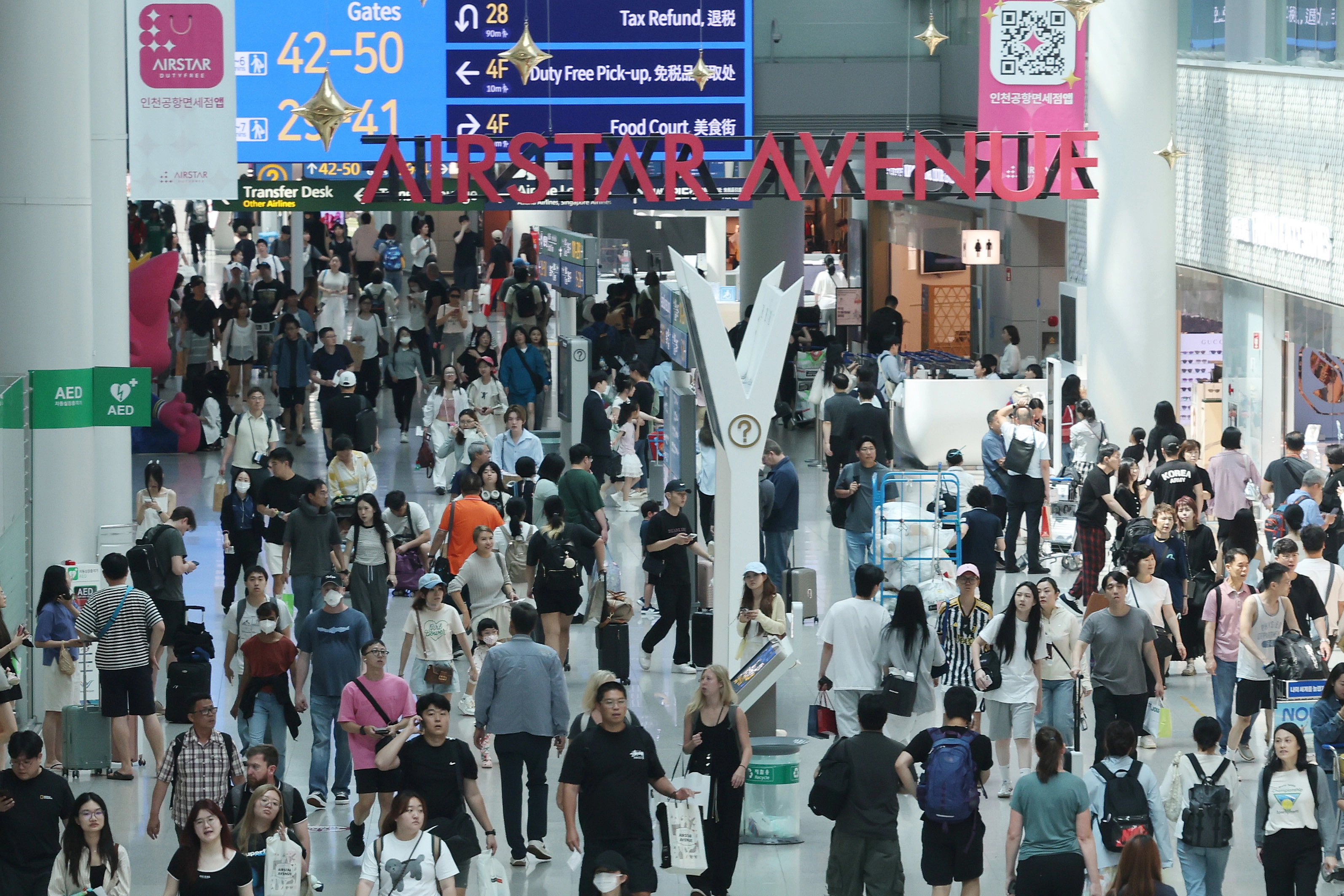6일 국토교통부와 인천국제공항공사·한국공항공사 항공 통계를 종합하면 올해 상반기 국내 공항에서 국제선 항공편 탑승객이 4600만명을 넘어서며 상반기 기준 역대 최대를 기록한 것으로 나타났다. 이날 붐비는 인천국제공항 제1여객터미널 면세점 모습. 사진은 기사 내용과 무관함. 2025.7.6 연합뉴스