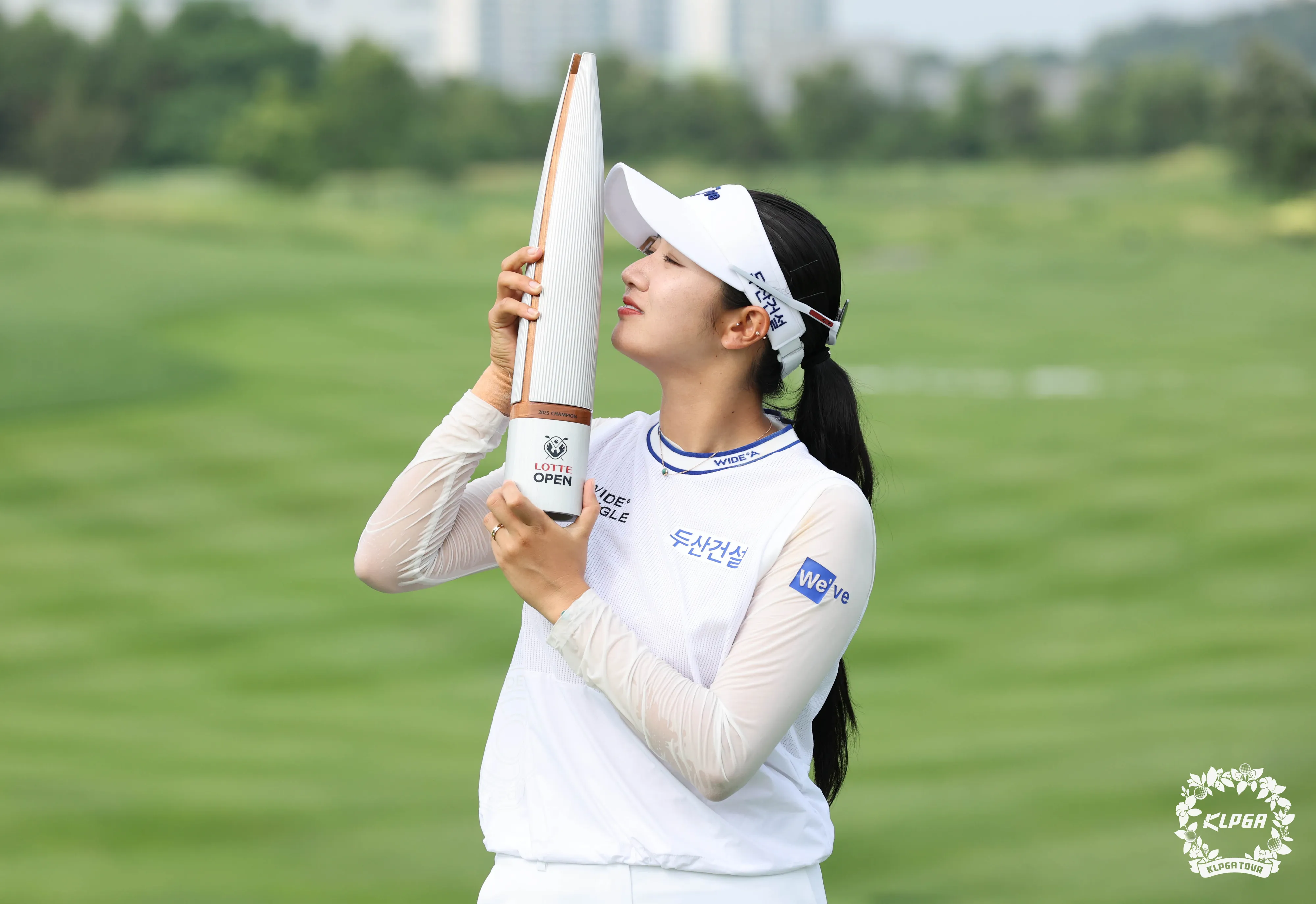 박혜준이 롯데 타워 모형 트로피에 입을 맞추는 모습.
KLPGA 제공