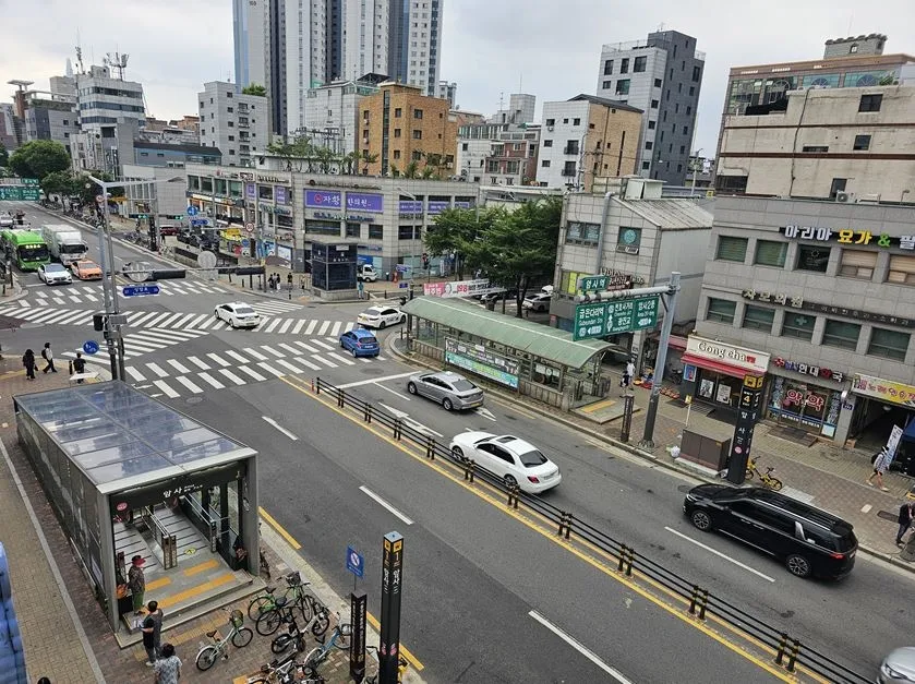 왼쪽 암사역 1번(교체완료), 오른쪽 암사역 4번(1번 형식으로 교체예정)
