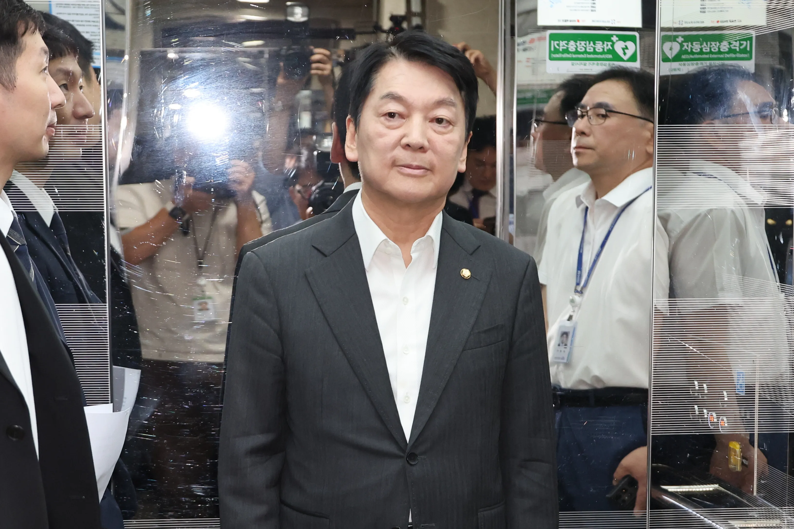 혁신위 거부한 안철수 의원  국민의힘 혁신위원장을 맡은 안철수 의원이 7일 서울 여의도 국회 소통관에서 위원장을 사퇴하고 전당대회 출마 의사를 밝히는 기자회견을 한 뒤 승강기를 타고서 회견장을 떠나고 있다. 연합뉴스