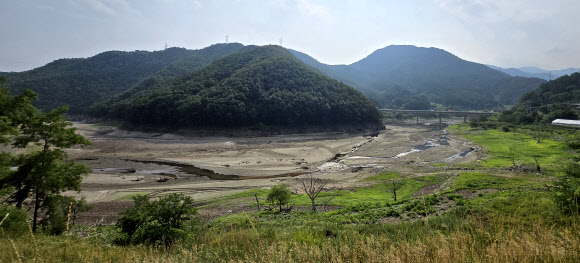 장마철이지만 강원 동해안에는 마른장마로 가뭄이 지속돼 피해가 우려되는 가운데 7일 강릉시민 식수원인 오봉저수지 상류가 바닥을 드러내고 있다. 오봉저수지 저수율은 현재 33.3%로 가뭄이 극심했던 작년의 52.2%, 평년의 65%보다도 매우 낮은 수준이다. 2025.7.7 연합뉴스