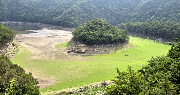 장마철이지만 강원 동해안에는 마른장마로 가뭄이 지속돼 피해가 우려되는 가운데 7일 강릉시민 식수원인 오봉저수지 상류가 바닥을 드러내고 있다. 오봉저수지 저수율은 현재 33.3%로 가뭄이 극심했던 작년의 52.2%, 평년의 65%보다도 매우 낮은 수준이다. 2025.7.7 연합뉴스