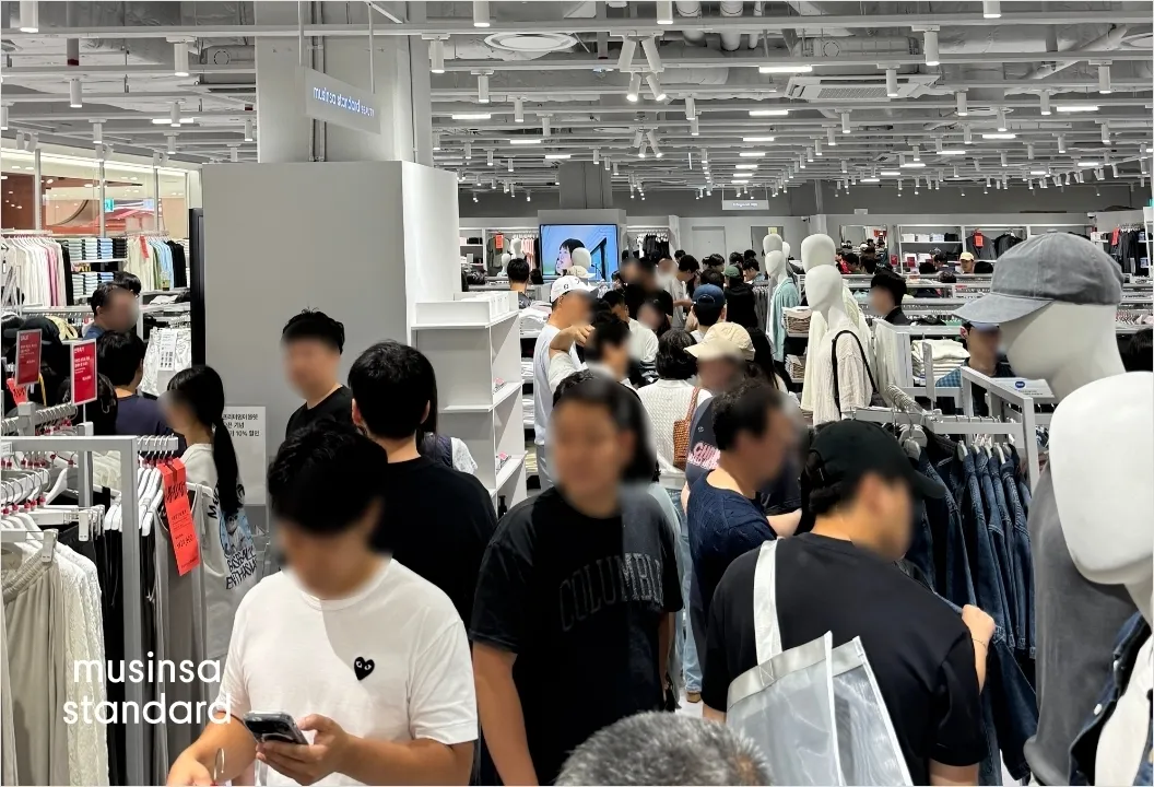 지난달 문을 연 무신사 스탠다드 신세계 프리미엄아울렛 시흥점에 쇼핑객들이 몰려 있다.
무신사 제공