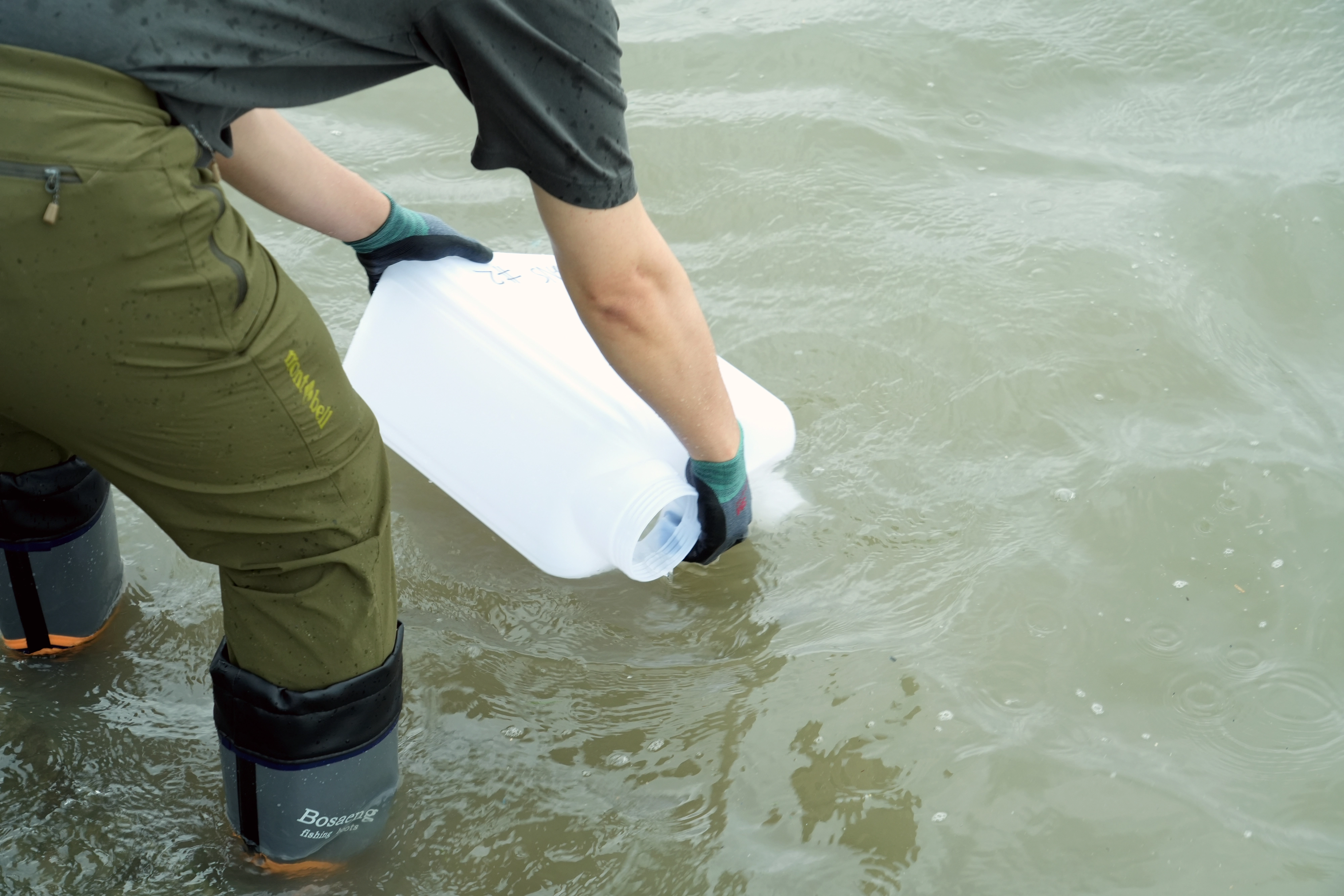 원안위, ‘북한 우라늄공장 폐수’ 조사…강화도 시료 채취  4일 최근 제기되는 북한 평산 우라늄 정련공장 폐수 문제와 관련해 시료 채취를 위해 한국원자력안전기술원(KINS) 전문가들을 강화도 현장에 파견했다고 밝혔다. 이날 시료 채취는 6개 지점에서 이뤄졌으며, 시료는 KINS 분석실로 옮겨져 세슘 및 우라늄과 중금속 오염 여부에 대한 정밀 조사가 이뤄질 예정이다. 사진은 이날 강화도에서 한국원자력안전기술원 전문가가 시료 채취하고 있는 모습. 2025.7.4 원자력안전위원회 제공