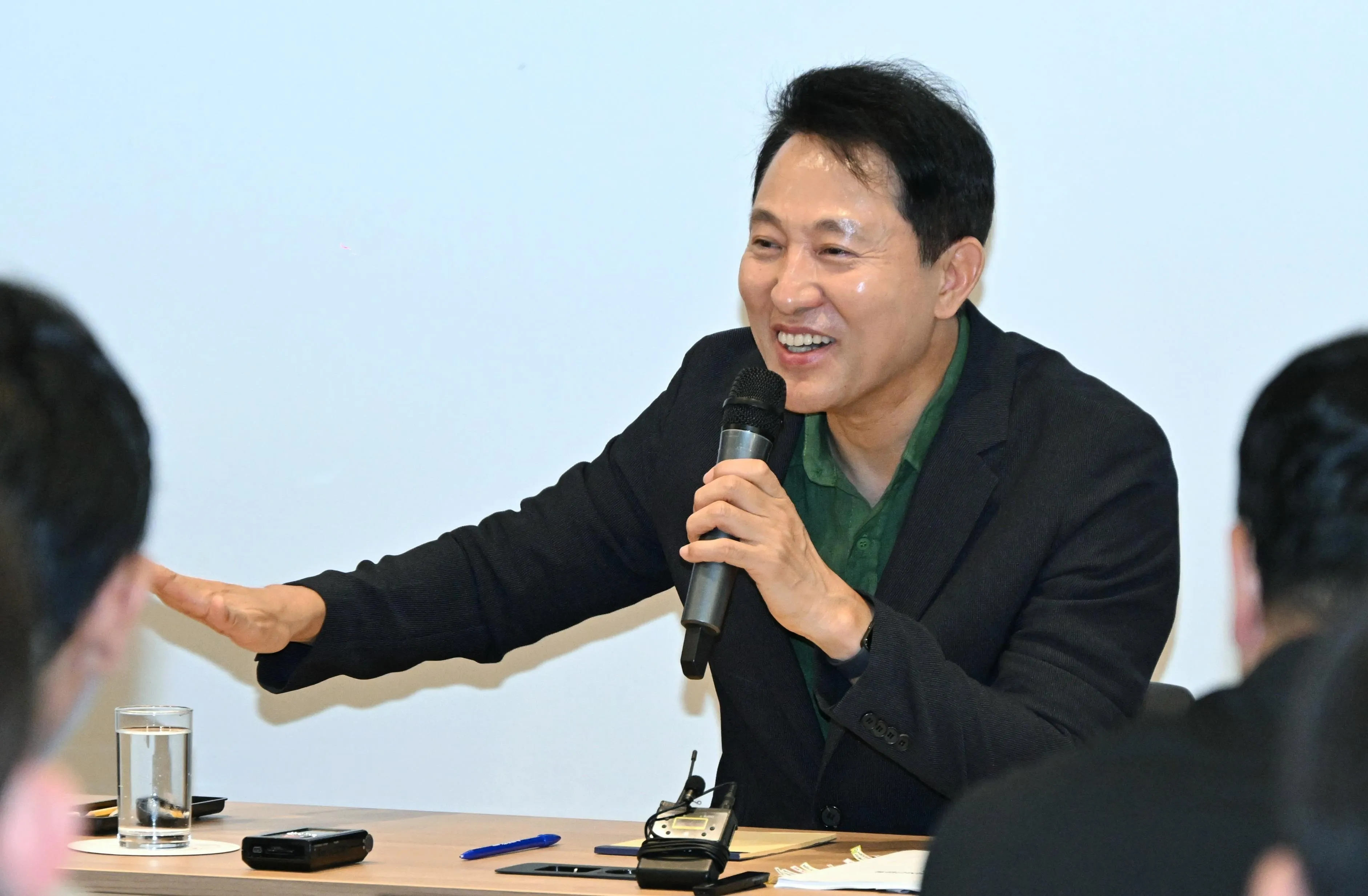 오세훈 서울시장, 동행 기자단 간담회  오세훈 서울시장이 지난 5일(현지시간) 밀라노의 한 호텔에서 열린 동행 기자 간담회에서 발언하고 있다.
서울시 제공
