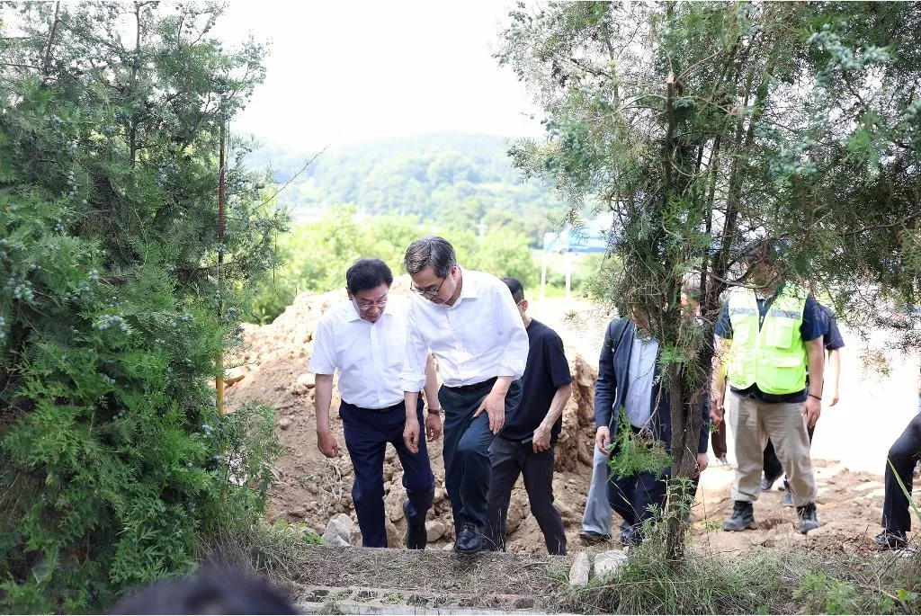 8일 오후 김동연 경기도지사가 양평군 강상면 불볕더위 취약 현장 (도로공사 현장)을 찾아 폭염대처 상황을 점검하고 있다. (경기도 제공)