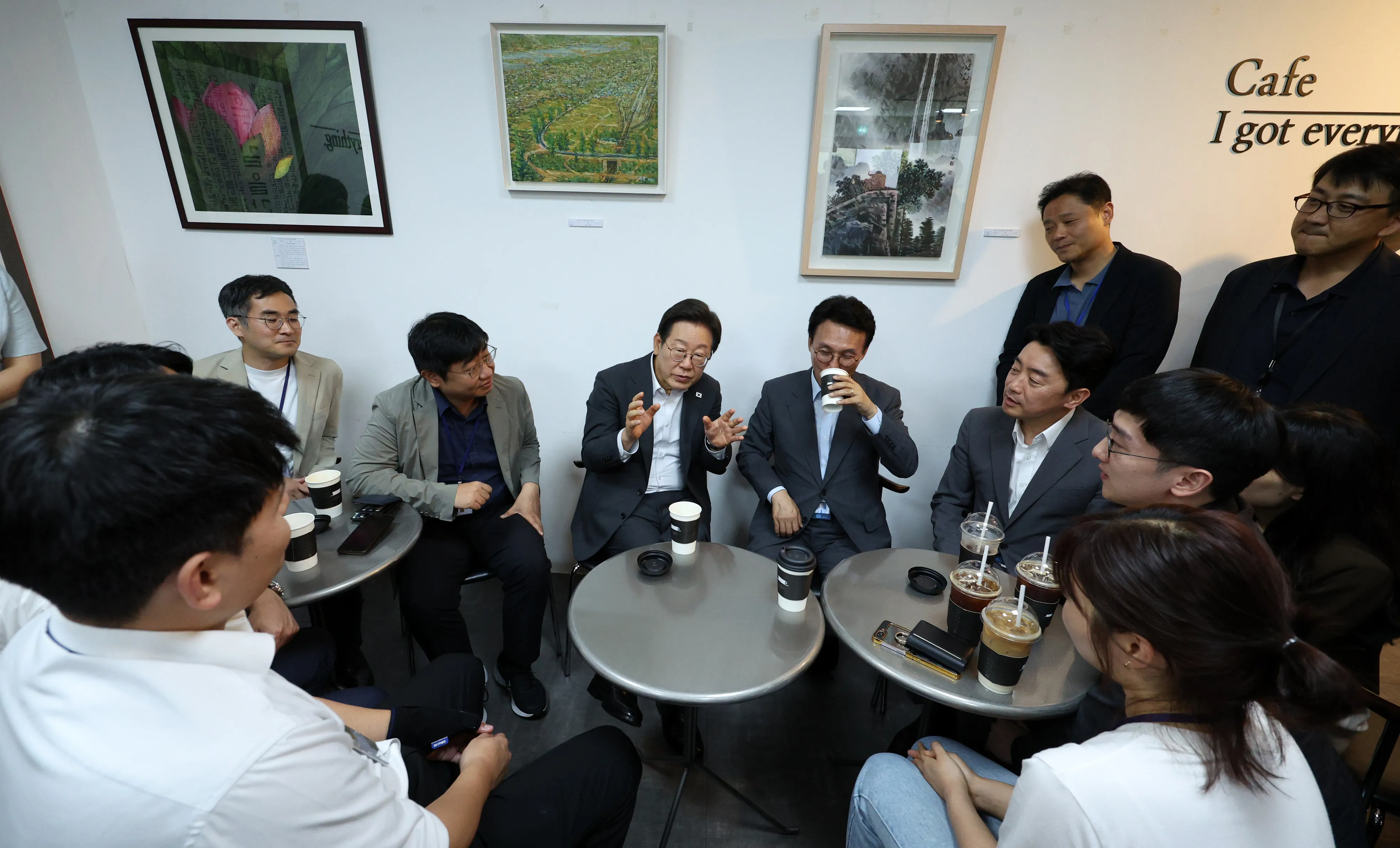 이재명 대통령과 김민석 국무총리, 강훈식 대통령비서실장이 8일 용산 대통령실 직원식당에서 식사 후 매점에서 만난 기자들과 차를 마시며 대화하고 있다. 2025.7.8 뉴시스