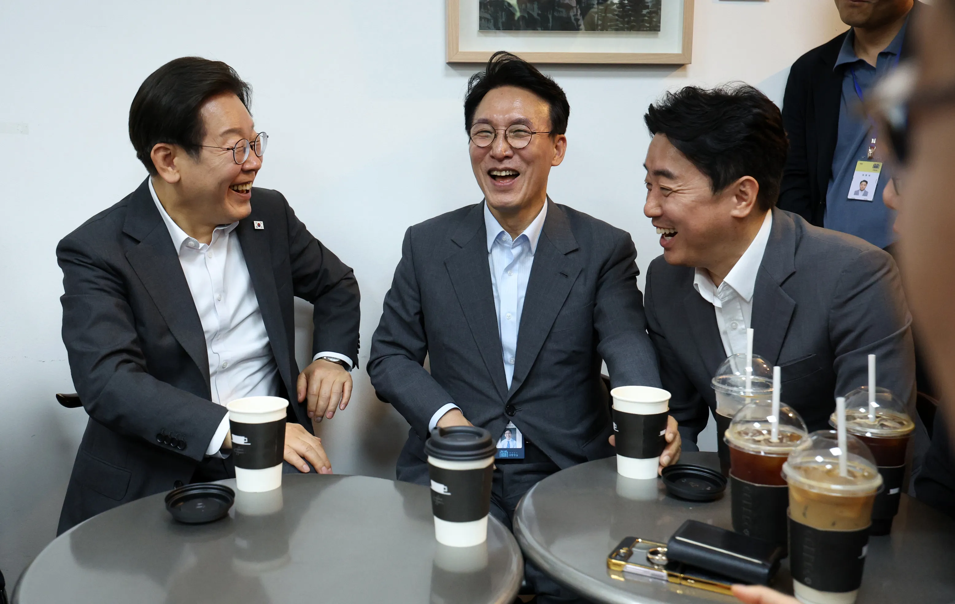 이재명 대통령과 김민석 국무총리, 강훈식 대통령비서실장이 8일 용산 대통령실 직원식당에서 식사 후 매점에서 만난 기자들과 차를 마시며 웃고 있다. 2025.7.8 뉴시스