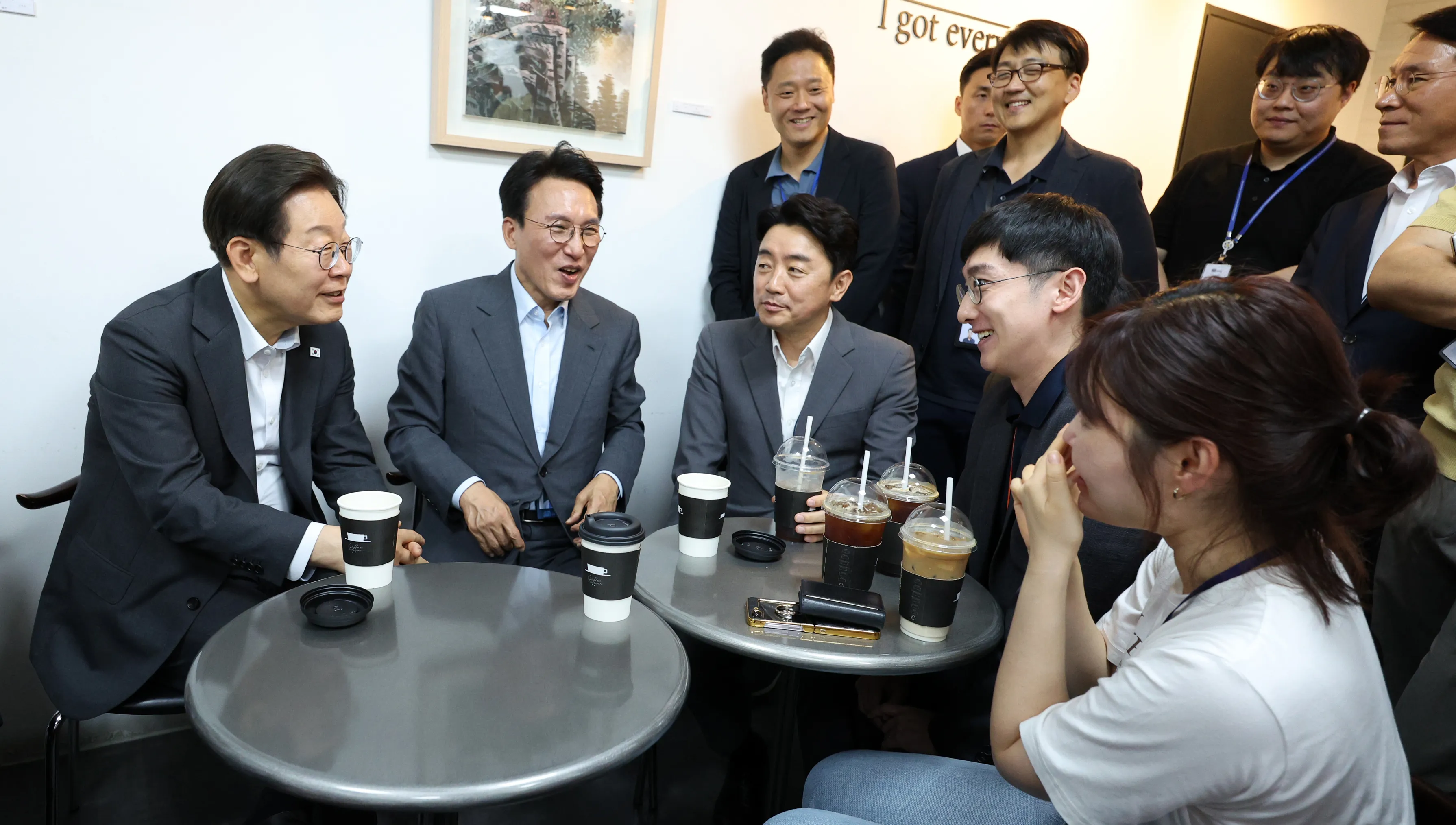 출입기자들과 티타임 하는 이재명 대통령  이재명 대통령과 김민석 국무총리, 강훈식 대통령비서실장이 8일 용산 대통령실 직원식당에서 식사 후 매점에서 만난 기자들과 차를 마시며 대화하고 있다. 2025.7.8 뉴시스
