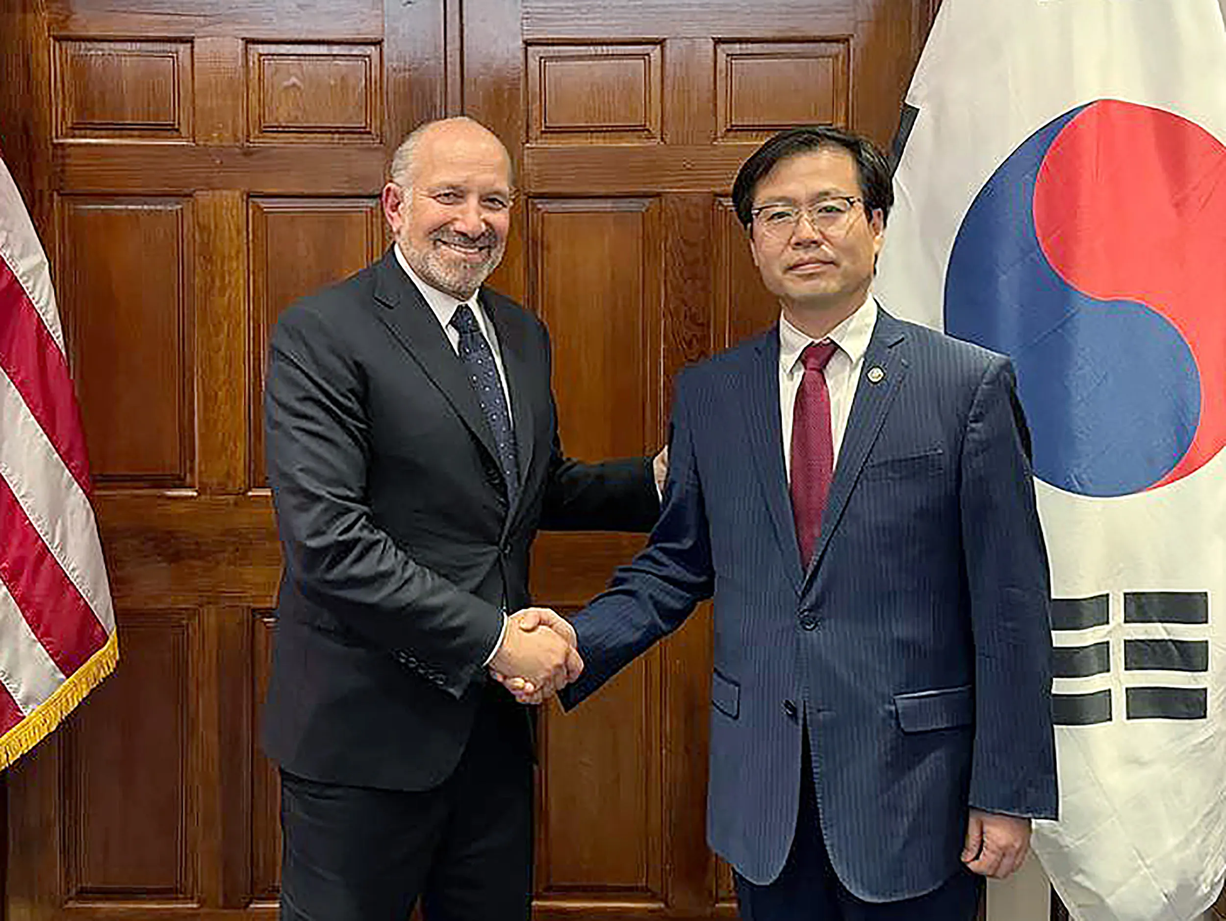 한미 고위급 회담  하워드 러트닉(왼쪽) 미 상무부 장관과 만나 악수하는 여한구 산업통상자원부 통상교섭본부장.
산업통상자원부 제공