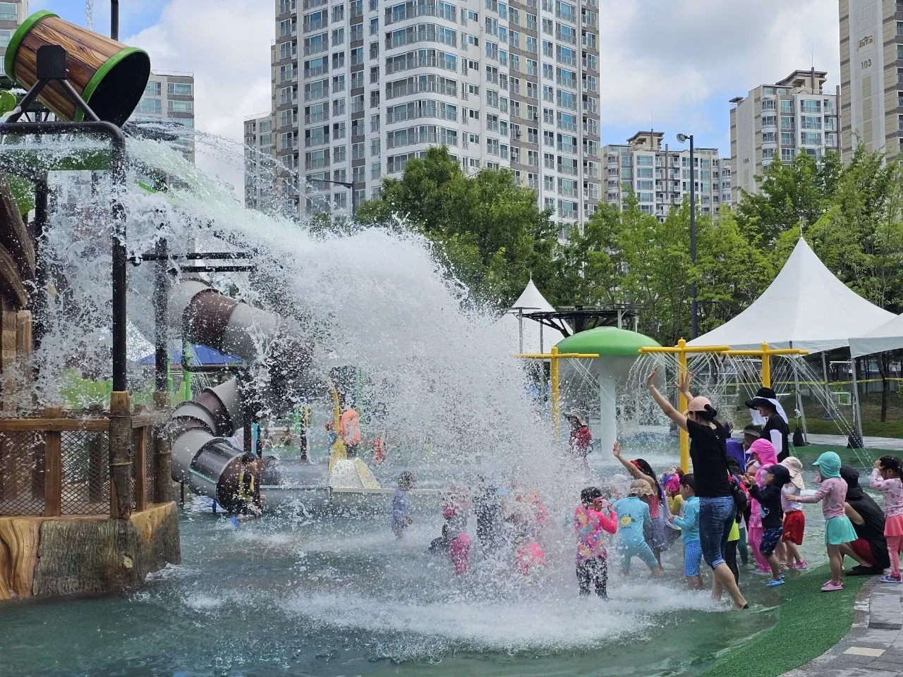 청주시가 여름철에 운영하는 물놀이장에서 아이들이 즐거운 시간을 보내고 있다. 
청주시 제공