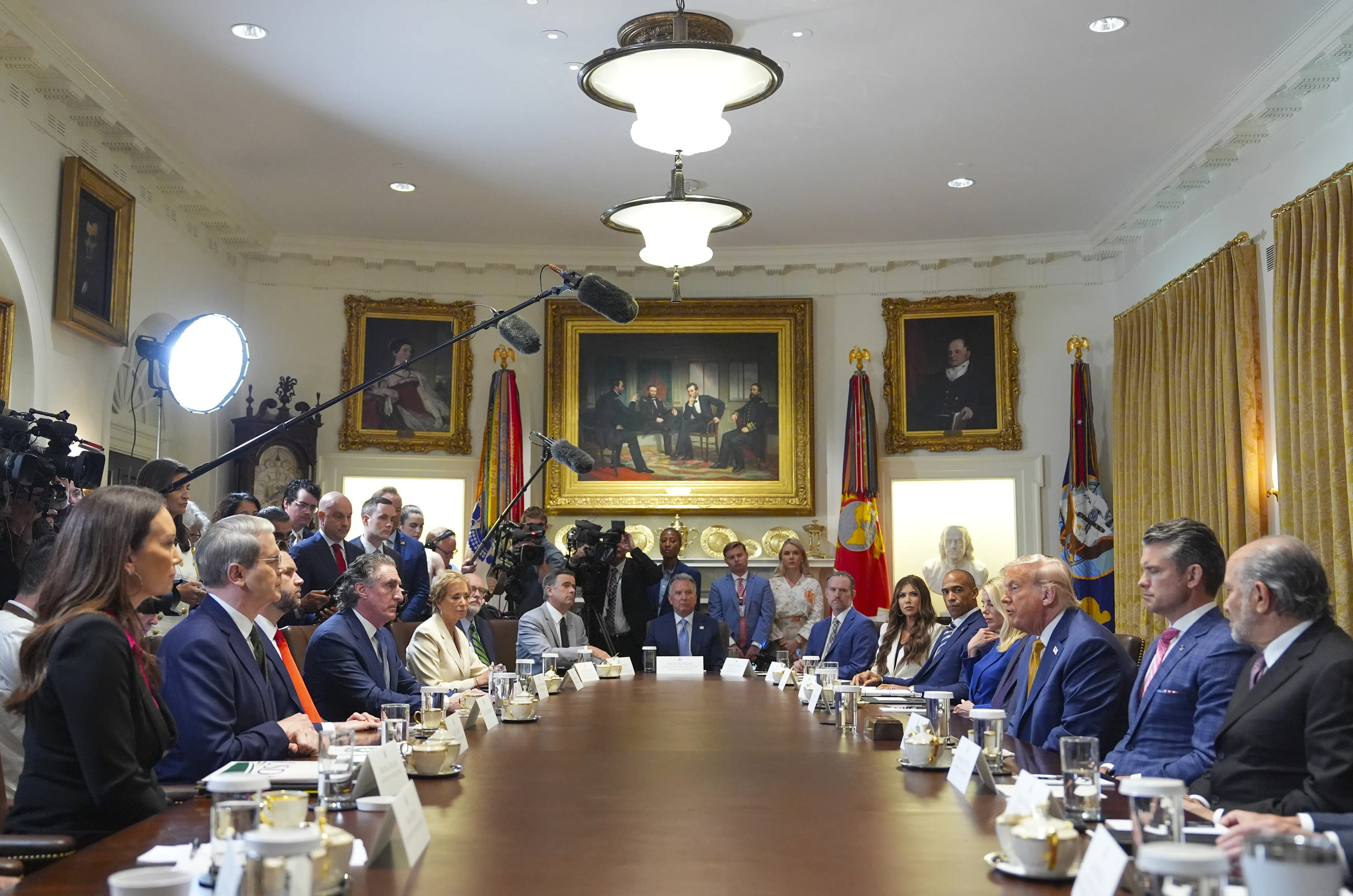 APTOPIX Trump  도널드 트럼프 미국 대통령이 8일(현지시간) 백악관에서 열린 내각 회의에서 연설하고 있다. 2025.7.8 워싱턴 AP 연합뉴스