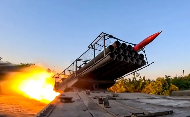 6일(현지시간) 러시아군이 다연장로켓시스템(MLRS) 우라간으로 우크라이나군 진지를 공격하고 있다. 2025.7.6 러시아 국방부