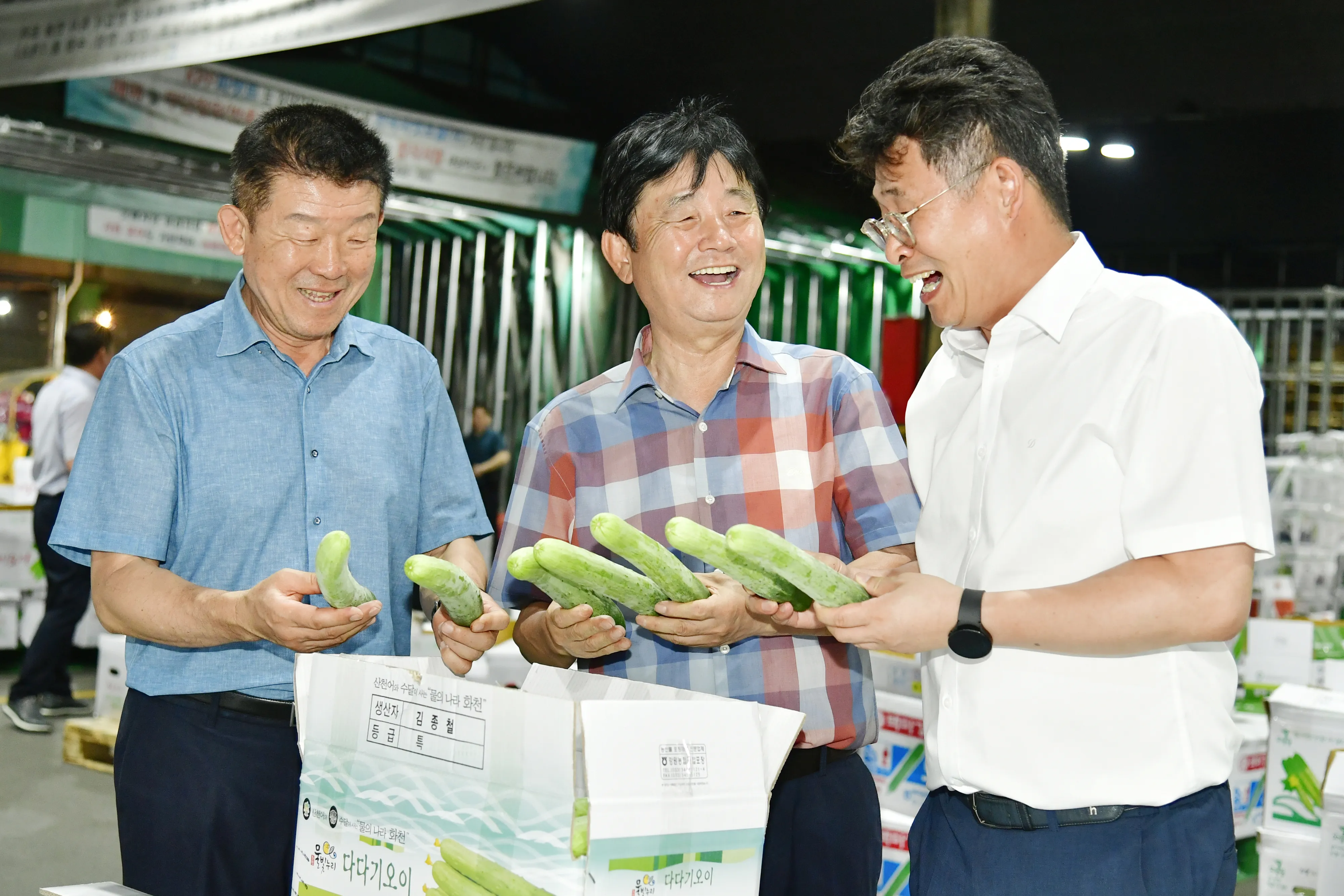 최문순 강원 화천군수는 8일 밤 서울 가락동 농수산물도매시장에서 화천산 농산물을 홍보했다. 화천군 제공