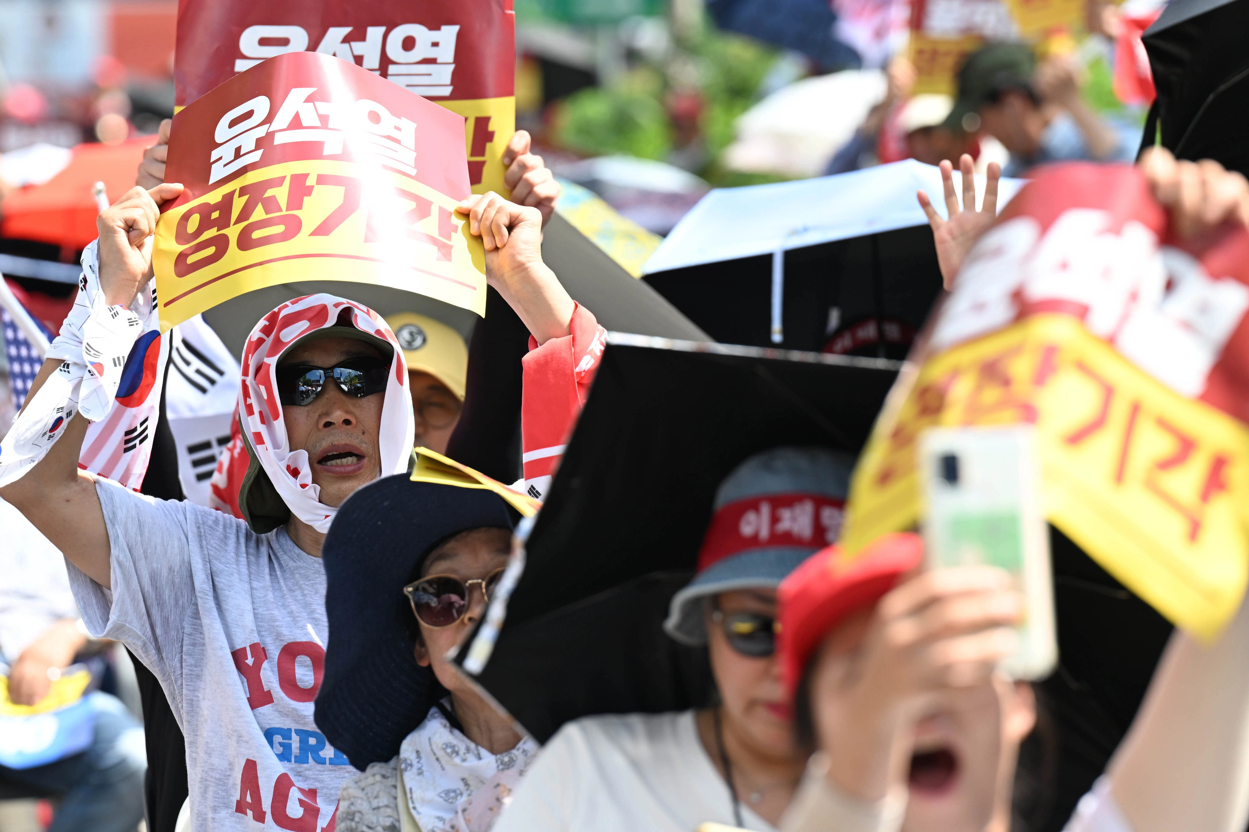 12·3 비상계엄과 관련해 특검의 수사를 받는 윤석열 전 대통령의 두 번째 영장실질심사 날인  9일 서울 서초구 중앙지법 인근에서 열린 윤 전 대통령 영장 기각 촉구 집회에서 지지자들이 영장기각을 외치고 있다. 2025.7.9 홍윤기 기자