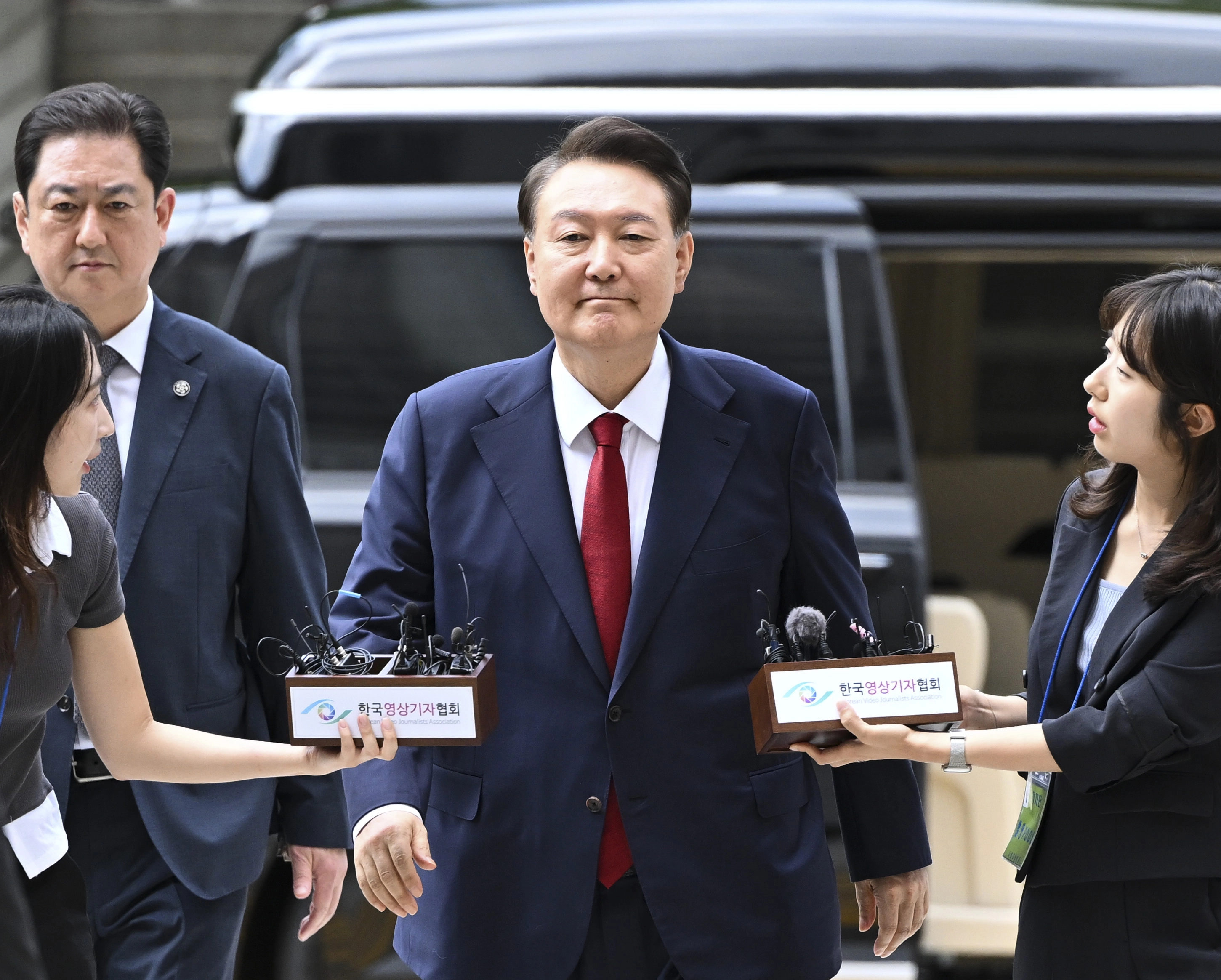 12·3 비상계엄과 관련해 특검의 수사를 받는 윤석열 전 대통령이 9일 서울 서초구 서울중앙지법에서 열린 영장실질심사에 출석하기 위해 법정으로 향하고 있다. 2025.7.9 이지훈 기자