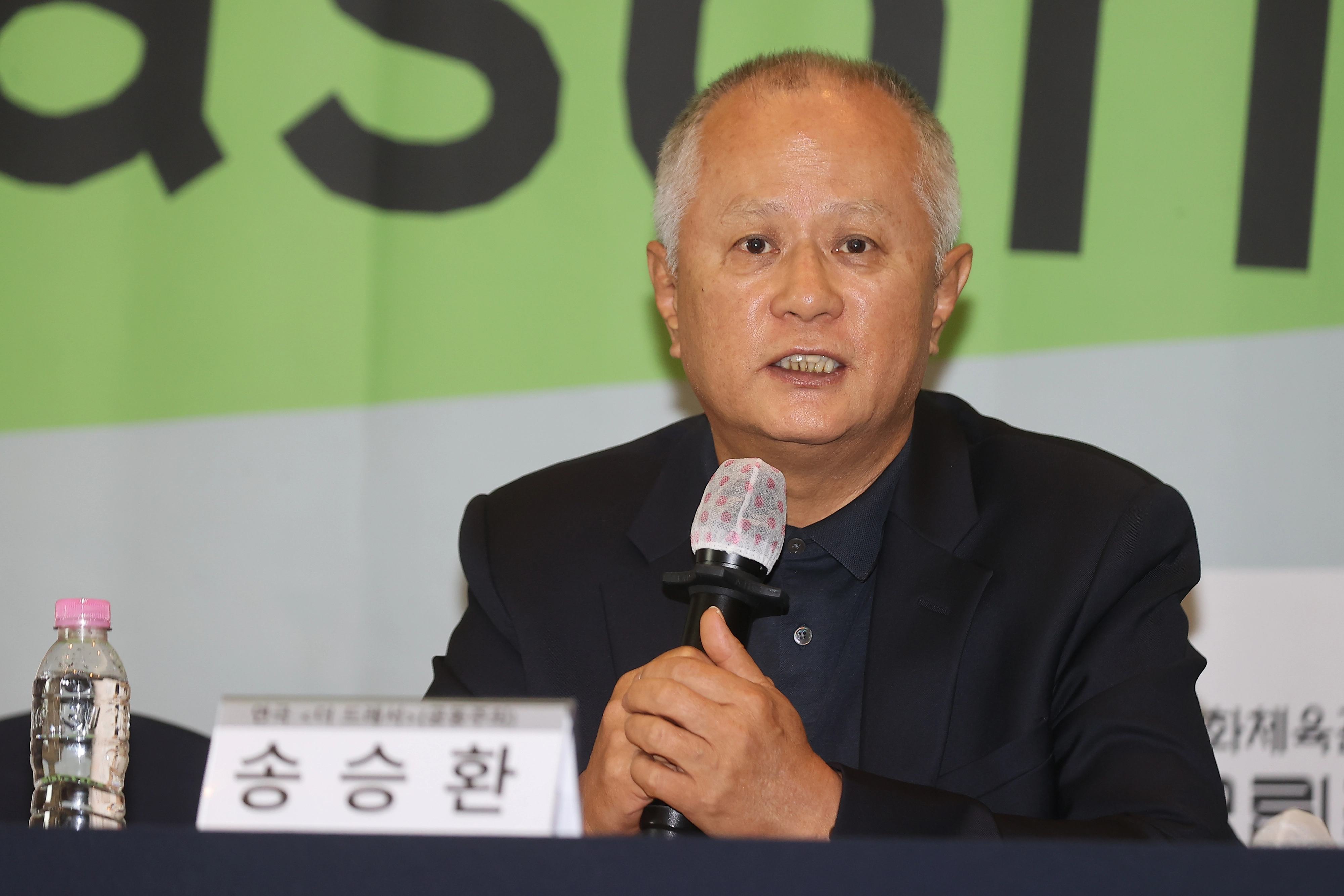 배우 송승환이 9일 서울 중구 한국프레스센터에서 열린 국립극장 레퍼토리시즌 2025-2026 기자간담회에서 인사말을 하고 있다. 연합뉴스