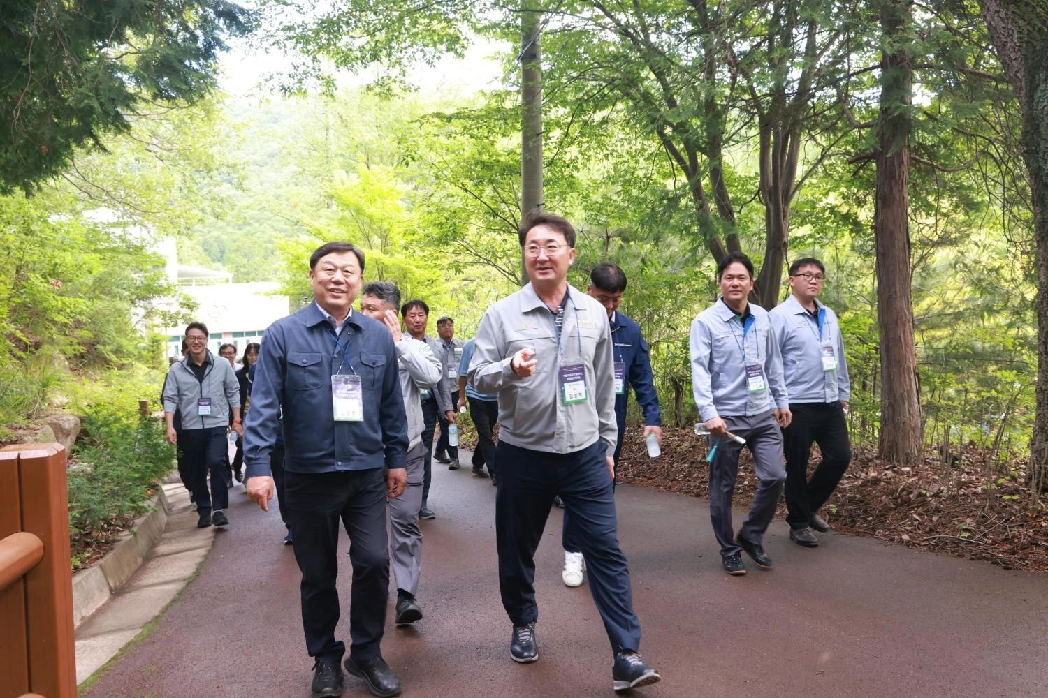 김종훈(앞줄 왼쪽) 동구청장이 지난달 16일 울산수목원에서 지역 6개 대기업 임직원과 함께하는 상생발전 워크숍 참석자들과 걷﻿고 있다.
울산 동구 제공