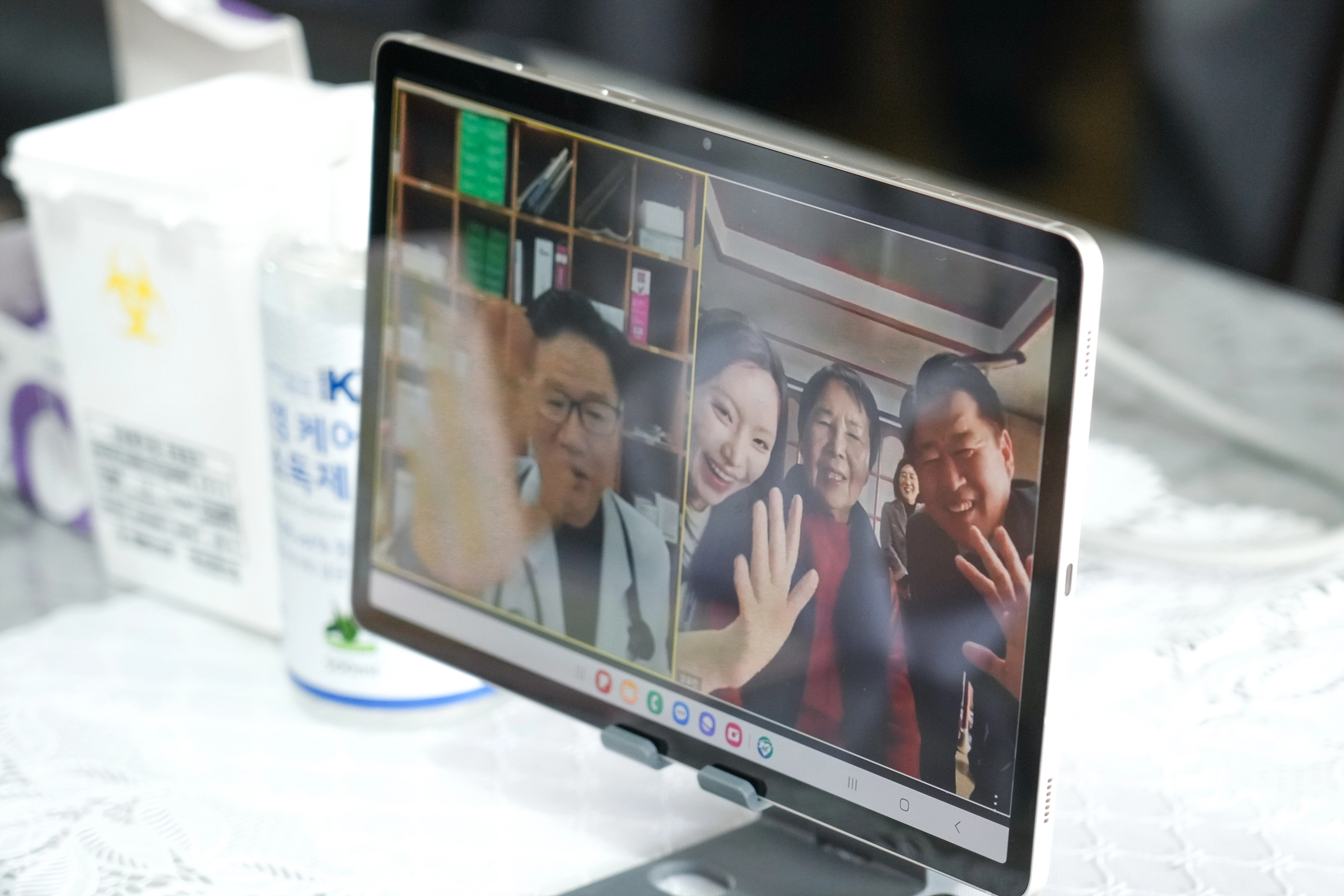오영훈(화면 오른쪽) 제주지사와 서귀포시 서광동보건진료소 오유진 소장이 환자의 혈압과 혈당을 측정하고, 안덕의원 김상길(화면 왼쪽) 원장으로부터 화상 모니터를 통해 원격 협진을 받고 있다.
제주도 제공