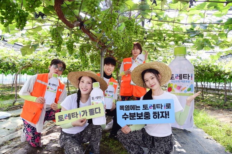모델이 농촌봉사현장에서 포즈를 취하고 있다. 2025.7.10 코카콜라 제공