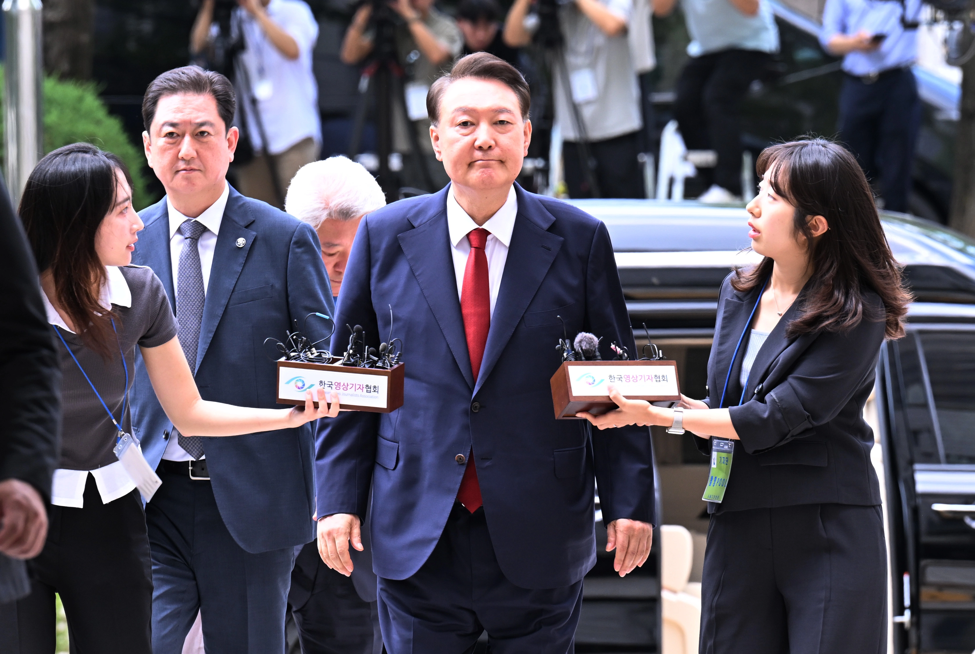 영장심사 받는 윤석열 전 대통령  12·3 비상계엄과 관련해 특검의 수사를 받는 윤석열 전 대통령이 9일 서울 서초구 서울중앙지법에서 열린 영장실질심사에 취재진의 질문을 받으며 출석하고 있다. 2025.7.9 [사진공동취재단] 연합뉴스