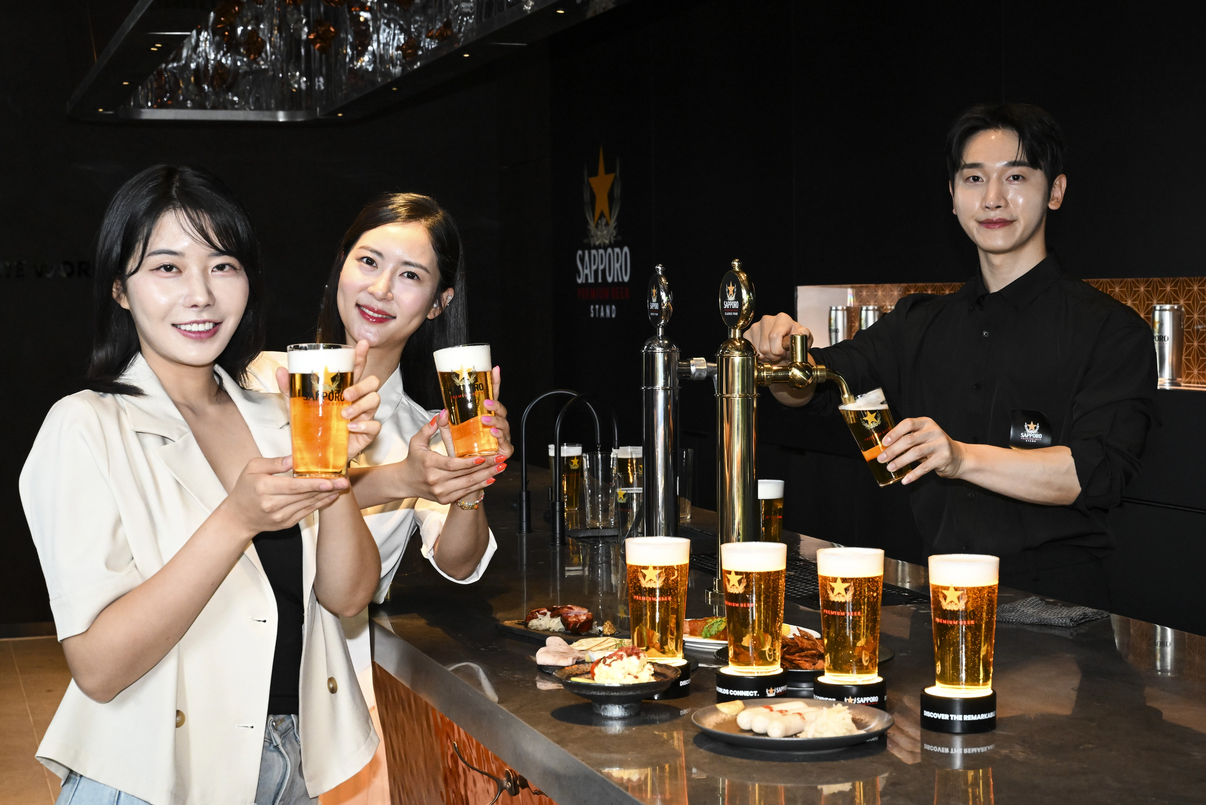 10일 서울 성동구 삿포로 프리미엄 비어스탠드 매장에서 모델들이 삿포로 맥주를 들고 포즈를 취하고 있다. 삿포로맥주 최초의 해외 매장인 삿포로 프리미엄 비어스탠드는 오는 12일부터 운영된다. 2025.7.10 이지훈 기자