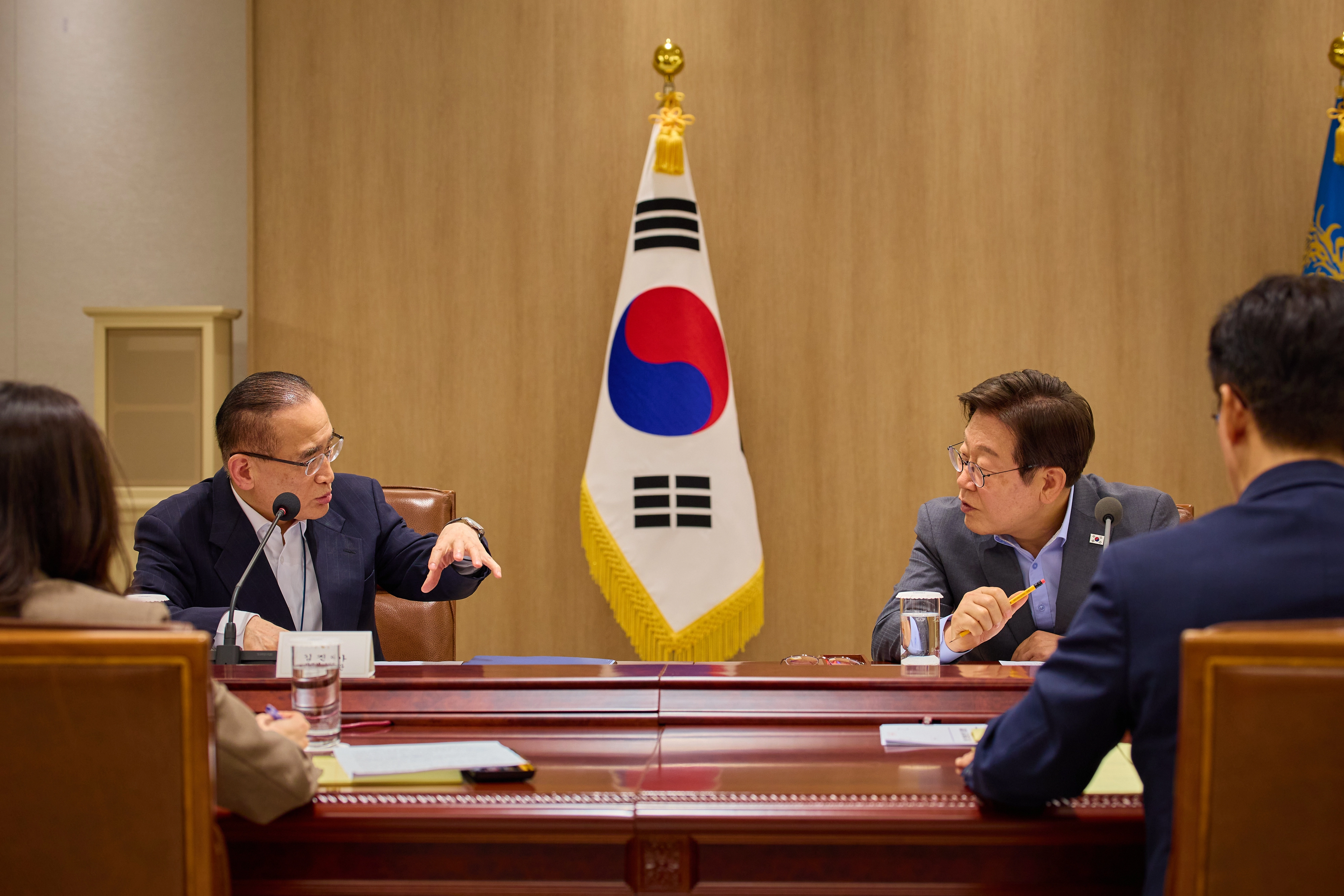 이재명 대통령이 10일 서울 용산 대통령실 청사에서 열린 국가안전보장회의(NSC) 전체회의에 참석해 위성락 국가안보실장과 논의하고 있다. 2025.7.10 대통령실 제공