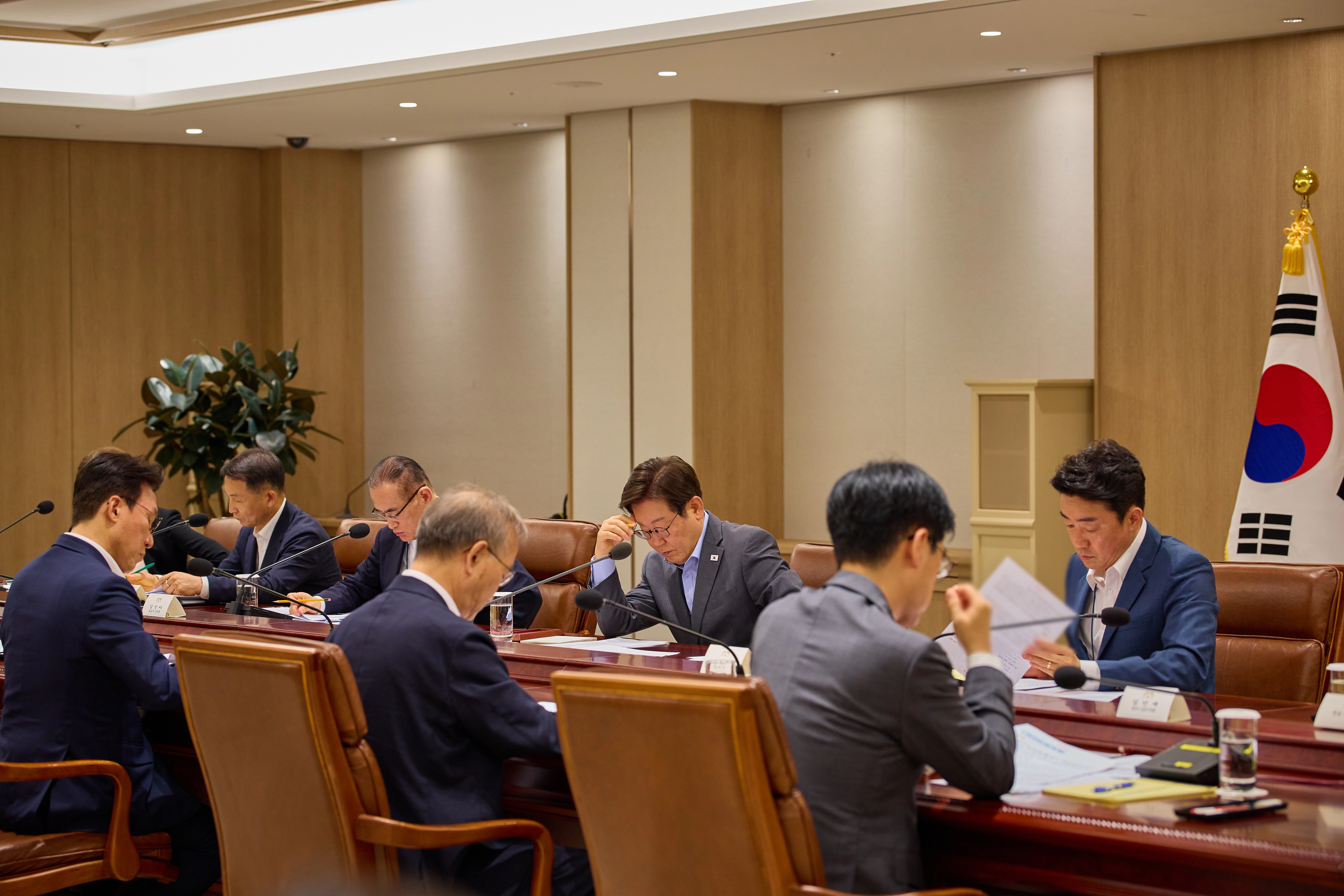 이재명 대통령, NSC 전체회의 주재  이재명 대통령이 10일 서울 용산 대통령실 청사에서 열린 국가안전보장회의(NSC) 전체회의를 주재하고 있다. 2025.7.10 대통령실 제공