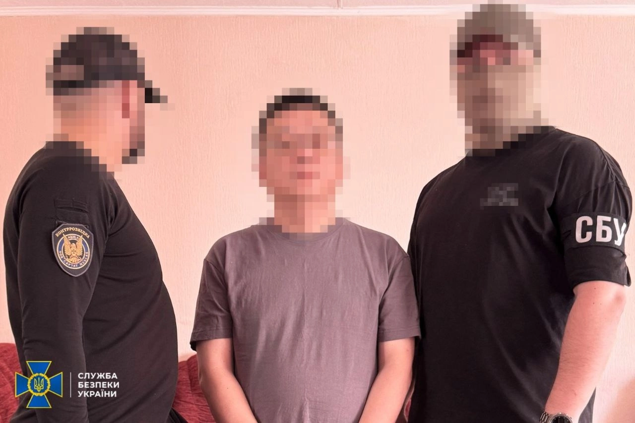 9일(현지시간) 우크라이나 보안국(SBU)은 ‘넵튠’ 미사일 생산 관련 기밀 문서를 불법 반출하려던 중국인 2명을 수도 키이우에서 체포했다고 밝혔다. 두 사람은 부자지간으로 밝혀졌다. 사진은 중국인 부자 중 아버지. 2025.7.10 SBU 자료
