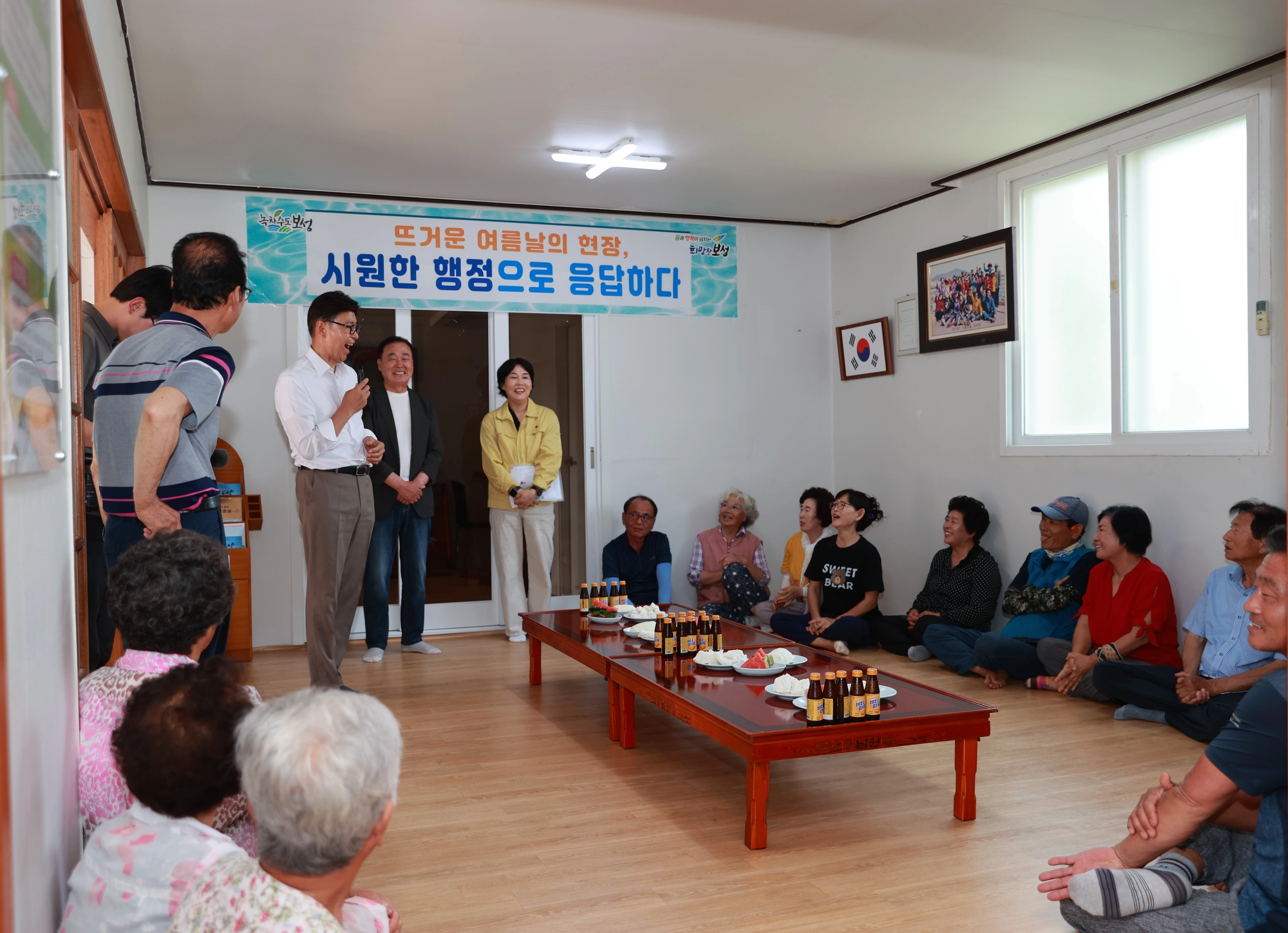 김철우 보성군수가 ‘폭염 대비 민생 현장 방문’으로 무더위 쉼터를 찾아가 주민들의 고충을 청취하고 있다.