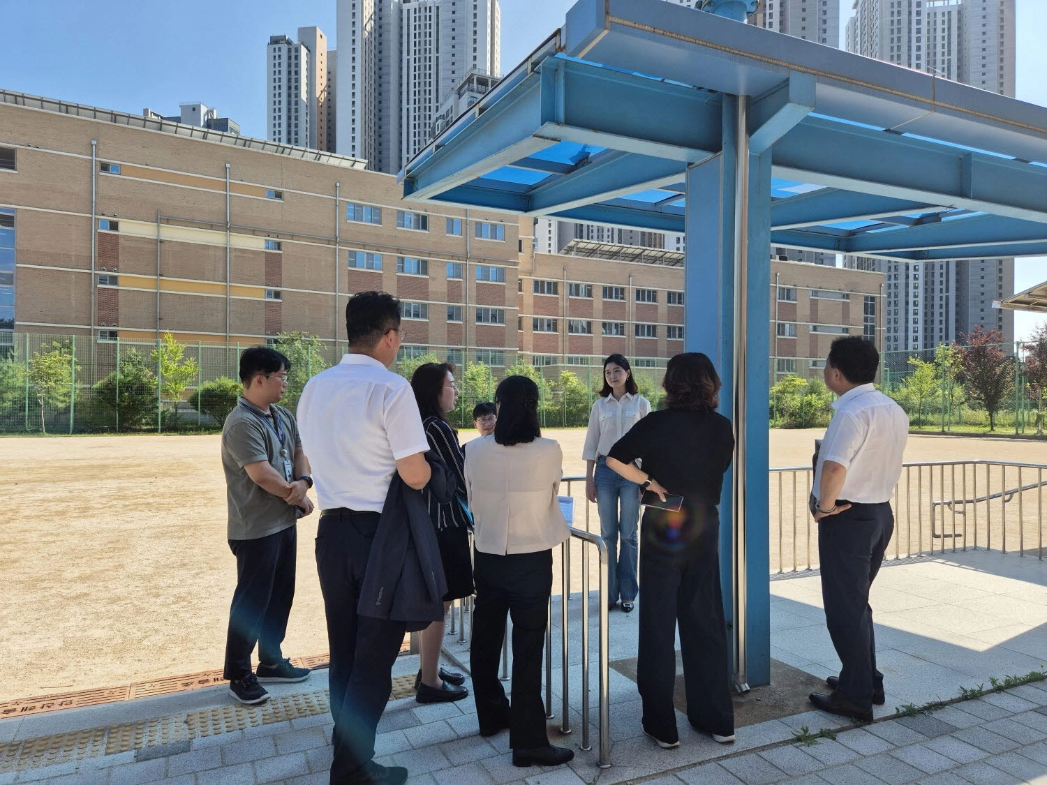 장윤정 의원이 관계자들과 함께 직접 학교 현장을 둘러보고 있다. (사진=경기도의회)