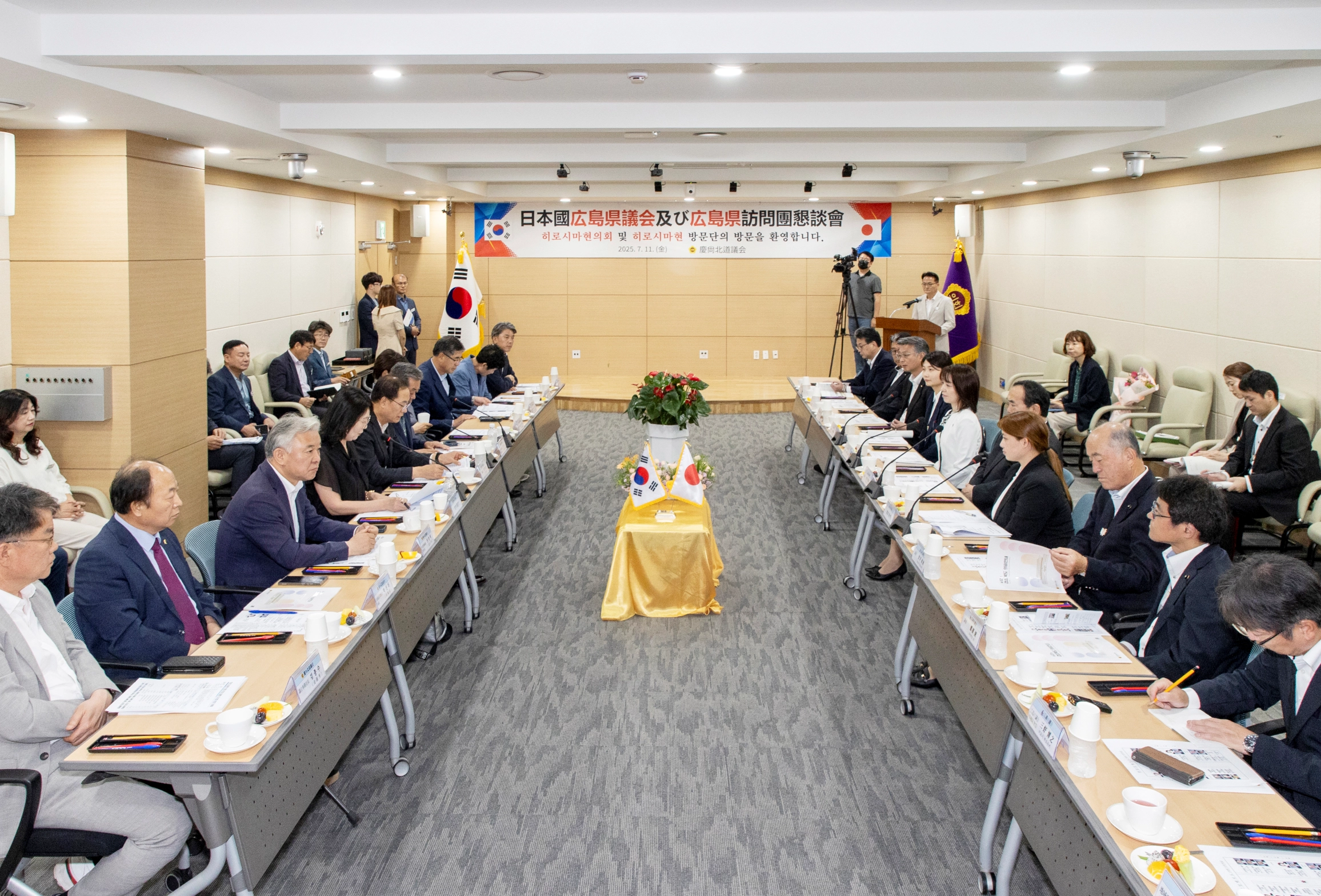 11일 일본 히로시마현의회 나카모토 타카시 의장과 히로시마현 요코타 미카 부지사 일행이 경북도의회를 방문해 환영간담회 가졌다. 경북도의회 제공