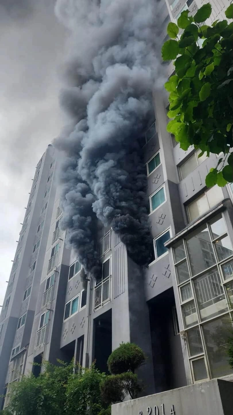 부산 북구 아파트서 화재  13일 낮 12시 22분께 부산 북구 만덕동 한 아파트에서 불이 났다는 신고가 접수됐다. 소방당국은 낮 12시 42분께 대응 1단계를 발령하고 화재진압과 인명구조 작업을 펼치고 있다. 사진은 이날 화재가 발생한 부산 북구 만덕동 한 아파트. 2025.7.13 (독자 제공) 연합뉴스