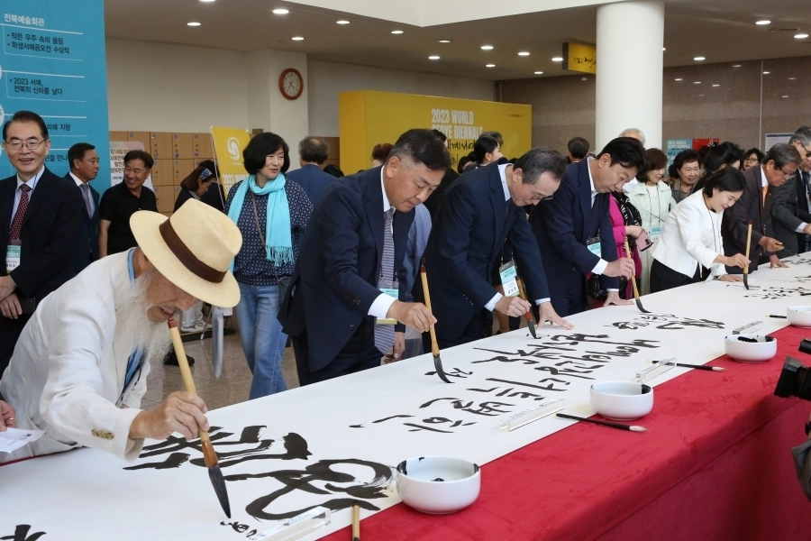 2023년 9월 22일 전북 전주 한국소리문화의전당 국제회의장에서 열린 제14회 2023 세계서예전북비엔날레 개막식에서 참석자들이 함께 서예를 하며 개막을 축하하고 있다.
세계서예전북비엔날레조직위원회 제공