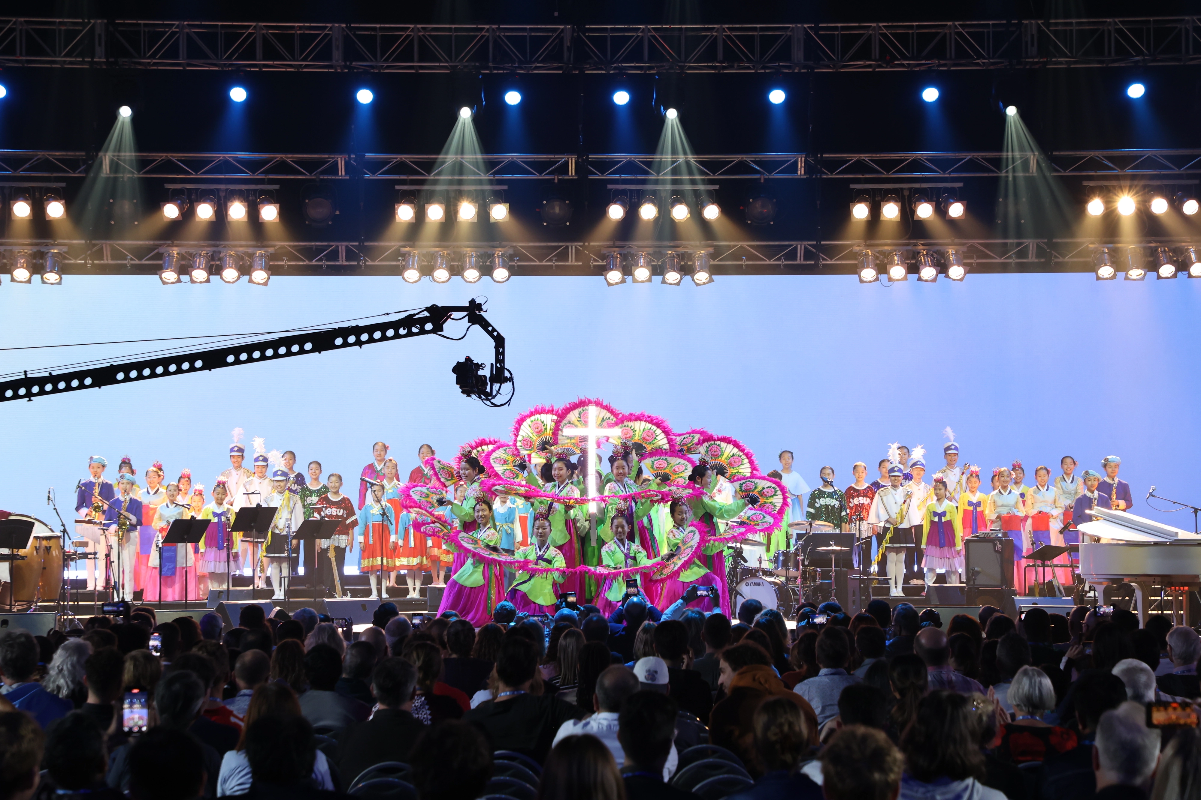 극동방송 어린이합창단이 지난 10일 호주 브리즈번 컨벤션센터에서 열린 세계침례교연맹(BWA) 제23차 세계대회 축하 공연에서 한국 전통의 부채춤을 선보이고 있다.
극동방송 제공