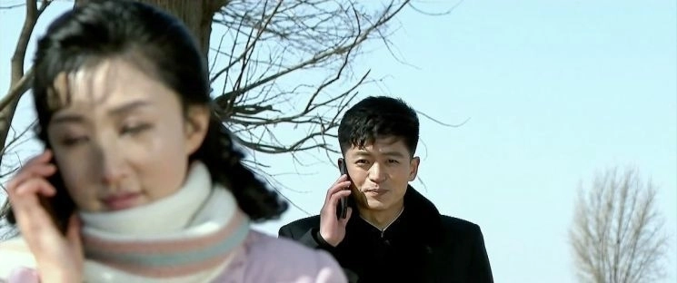 조선중앙TV 드라마 ‘백학벌의 새봄’ 속 연인인 경미와 영덕이 대화하고 있다. 조선중앙TV 캡처, 연합뉴스