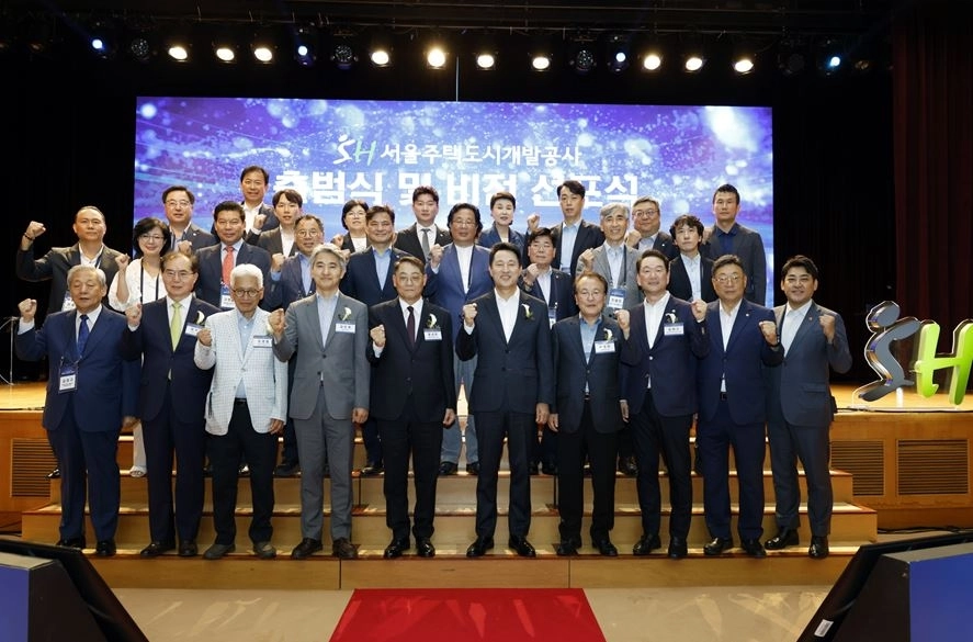 지난 11일 서울시 강남구 개포동에 위치한 서울주택도시개발공사(SH)사옥에서 공사 출범 및 비전선포식에서 참석자들이 기념촬영을 하고 있다.