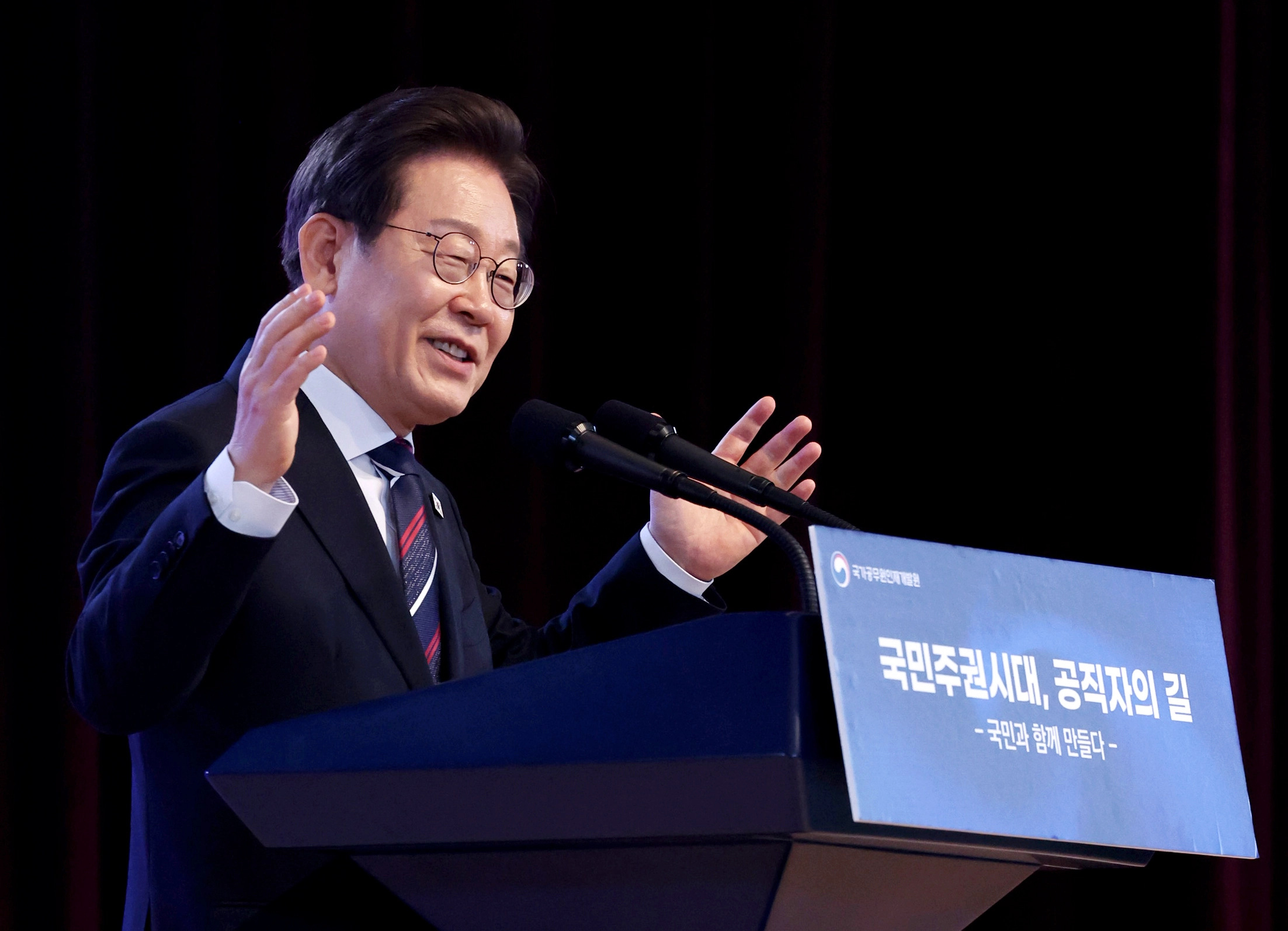 ‘공직자의 길’ 특강하는 이재명 대통령  이재명 대통령이 14일 충북 진천 국가공무원인재개발원에서 70기 5급 신임관리자과정 교육생들에게 ‘국민주권시대, 공직자의 길’을 주제로 특강을 하고 있다. 2025.7.14 연합뉴스