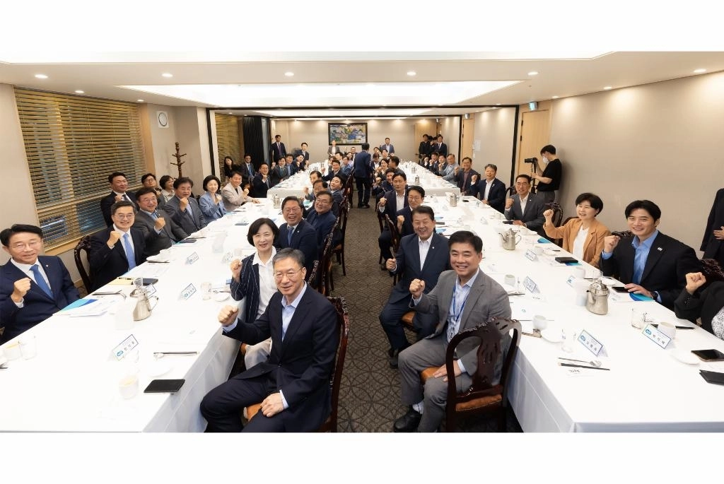 14일 오후 여의도에서 열린 경기도 민주당 국회의원. 원외위원장 정책간담회에서 김동연 경기도지사, 이학영 국회부의장, 김승원 더불어민주당 경기도당 위원장, 경기도 민주당 국회의원, 원외위원장 등이 기념 촬영을 하고 있다. (경기도 제공)