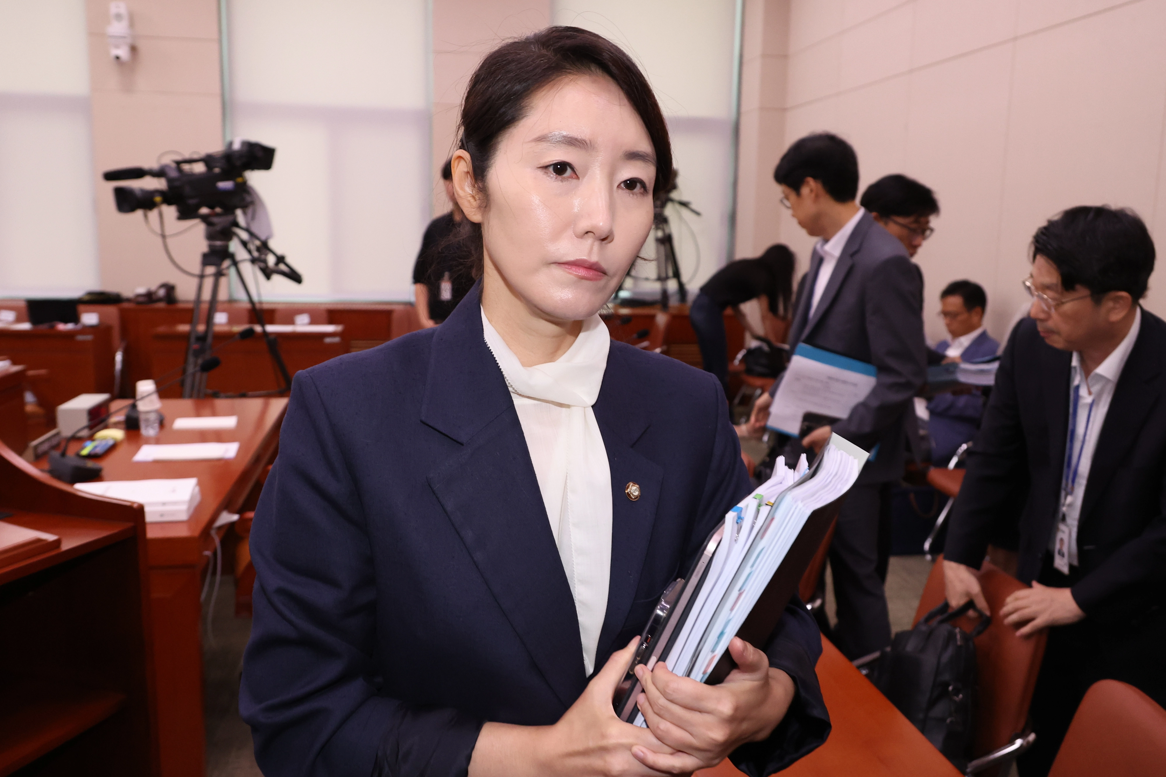 강선우 여성가족부 장관 후보자가 14일 국회 여성가족위원회에서 열린 인사청문회가 오전 질의를 마치고 정회되자 청문회장을 나가고 있다. 2025.7.14 연합뉴스