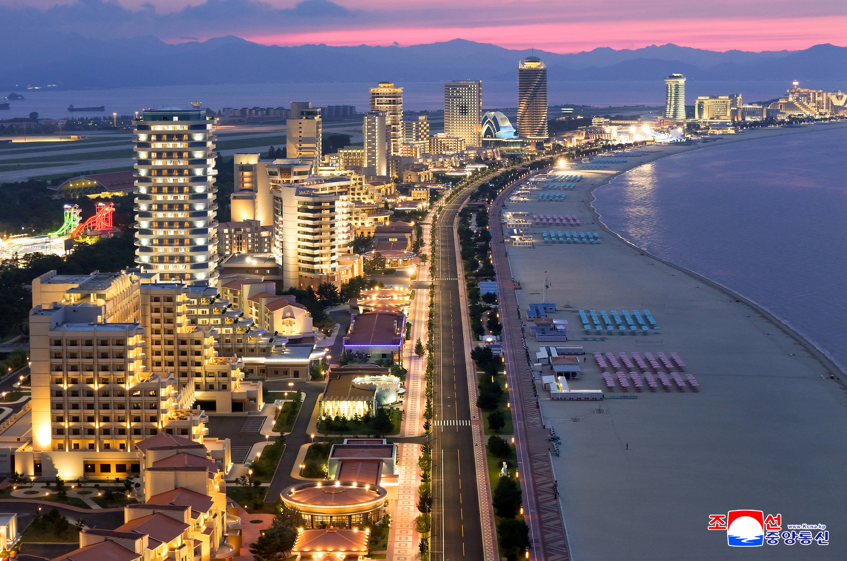 북한의 대형 해변 리조트 단지인 강원도 원산 갈마 해안관광지구가 준공됐다. 조선중앙통신은 26일 김정은 국무위원장이 참석한 가운데 “원산갈마해안관광지구 준공식이 24일에 성대히 진행됐다”고 보도했다. 2025.6.26. 연합뉴스