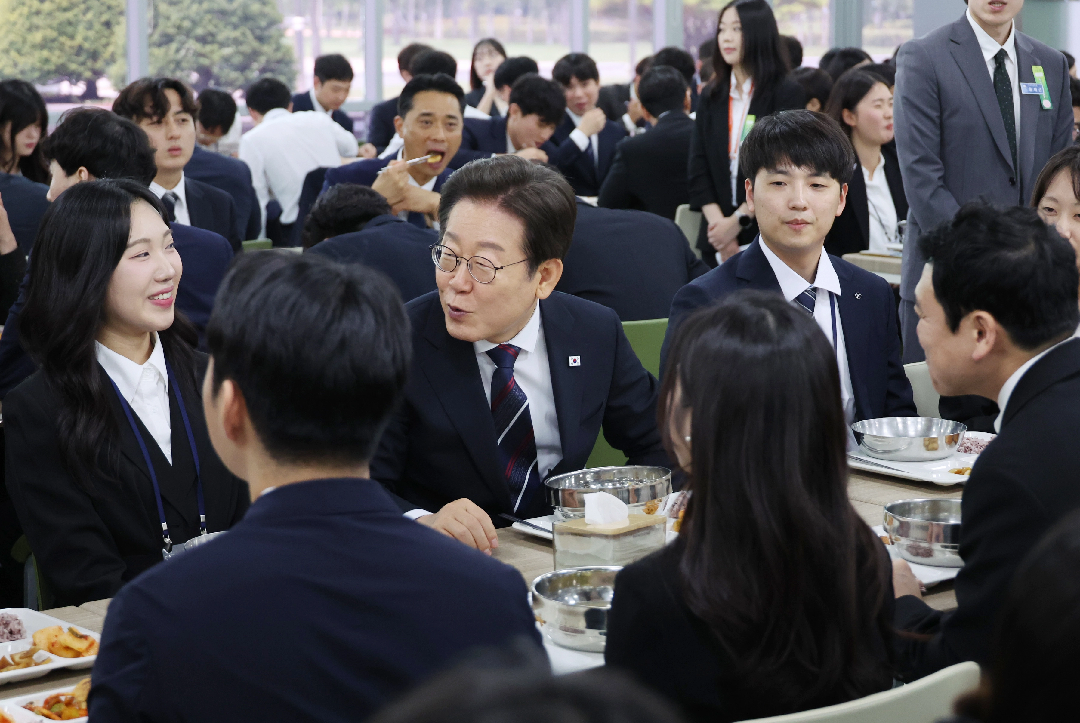 예비 5급 공무원과 오찬 자리 갖는 이재명 대통령  이재명 대통령이 14일 충북 진천 국가공무원인재개발원에서 70기 5급 신임관리자과정 교육생들과 오찬을 하며 대화하고 있다. 2025.7.14 연합뉴스