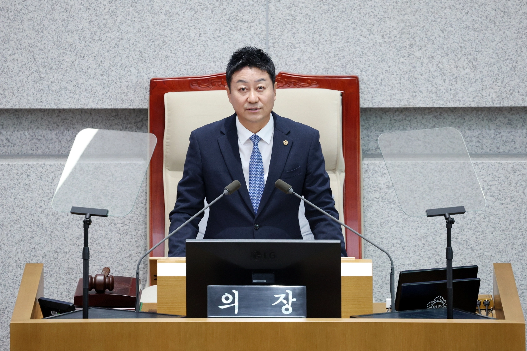 김진경 의장이 제385회 임시회 본회의에서 후반기 1년의 성과와 남은 1년의 각오를 밝히고 있다. (사진=경기도의회)