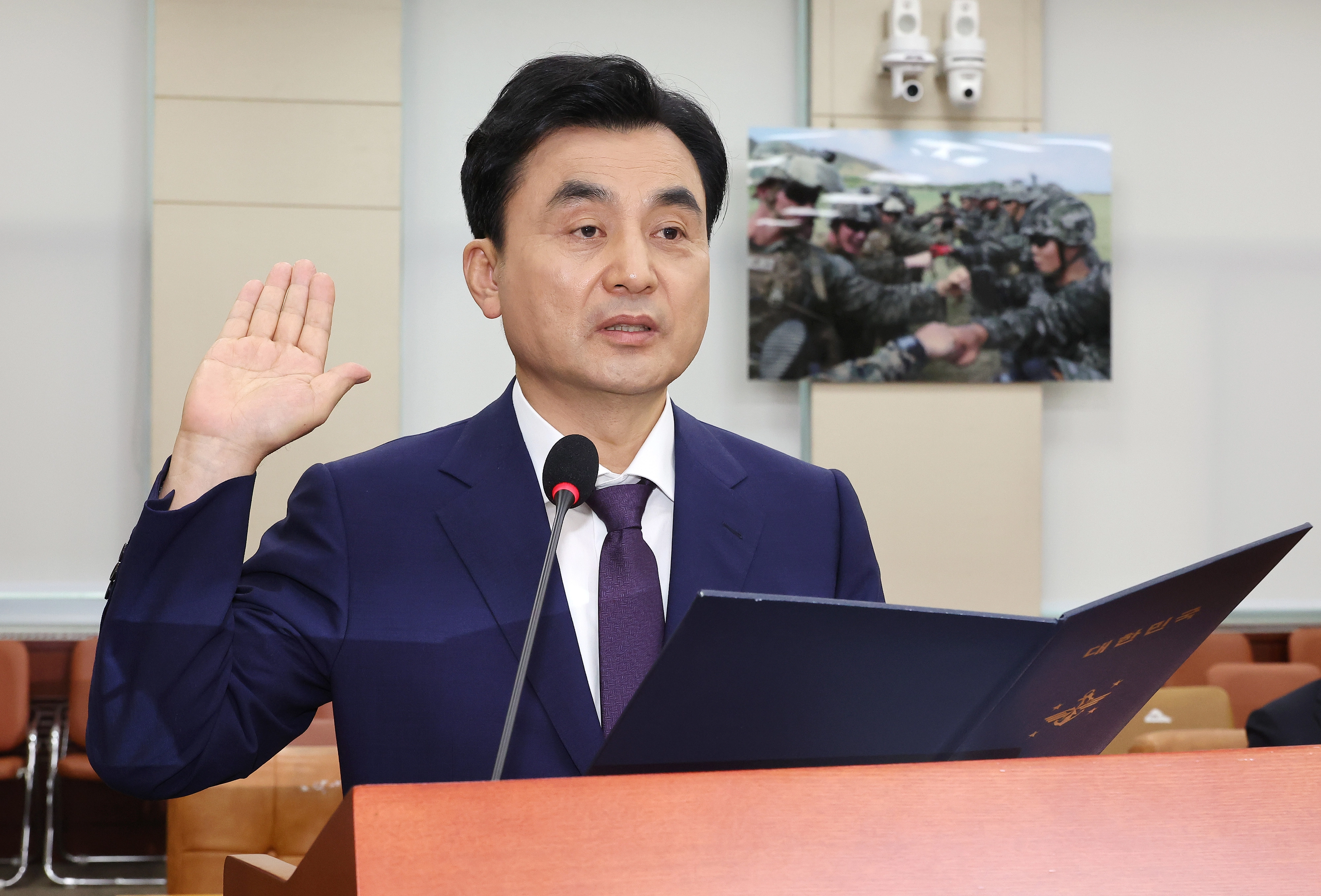 안규백 국방부 장관 후보자가 15일 국회 국방위원회에서 열린 인사청문회에서 선서하고 있다. 안 후보자는 청문회에서 이재명 정부 임기 중 전시작전통제권 전환 목표를 밝혔지만 대통령실은 “개인 의견”이라고 선을 그었다.
연합뉴스