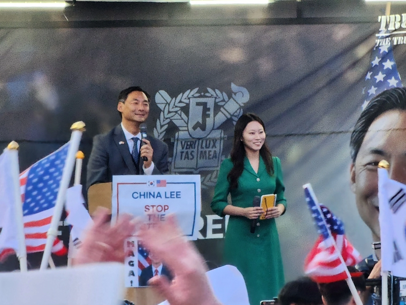 부정선거 음모론으로 논란을 빚어온 모스 탄(한국명 단현명) 전 미국 국제형사사법대사(리버티대 교수)가 15일 서울대 정문 앞에서 간담회를 열고 윤석열 전 대통령의 비상계엄 선포를 옹호하고 있다. 2025.7.15 연합뉴스