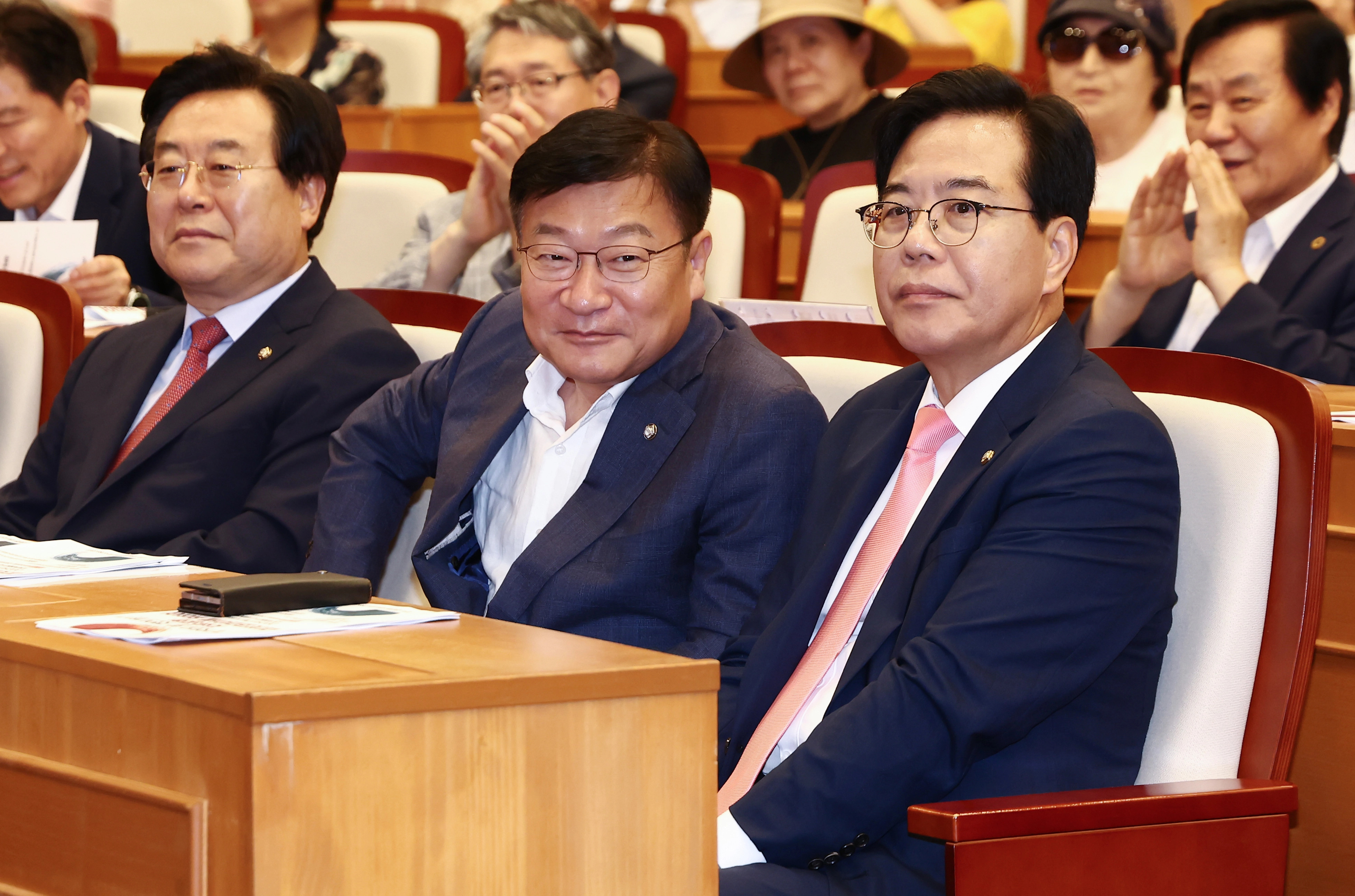 윤상현 의원 긴급 토론회 참석한 송언석 비대위원장  송언석 국민의힘 비상대책위원장 겸 원내대표가  14일 서울 여의도 국회박물관에서 윤상현 의원 주최로 열린 긴급토론회 ‘무엇을 할 것인가? 자유공화 리셋코리아를 위하여’에 참석, 정점식 사무총장과 대화하고 있다. 2025.7.14 뉴스1