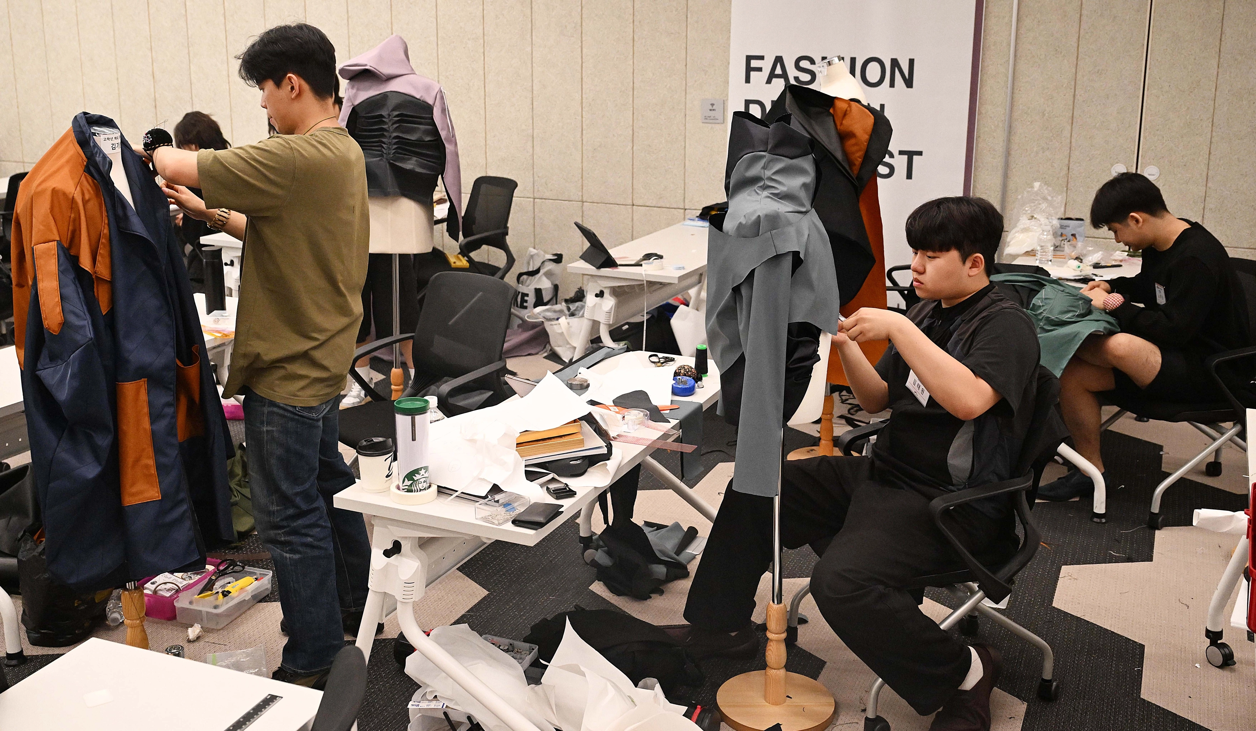 16일 서울 강남구 한국섬유센터에서 열린 제6회 MDF 패션디자인 공모전에 참가한 학생들이 작품을 완성하기 위해 집중하고 있다. 2025.7.16 오장환 기자