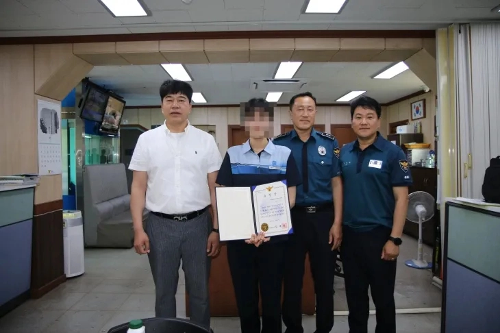 사진은 지난달 송창원(왼쪽) 형사과장과 직원들이 보이스피싱 수거책 검거에 기여한 순천역 직원에게 표창장을 전달한 후 기념사진을 찍고 있는 모습.